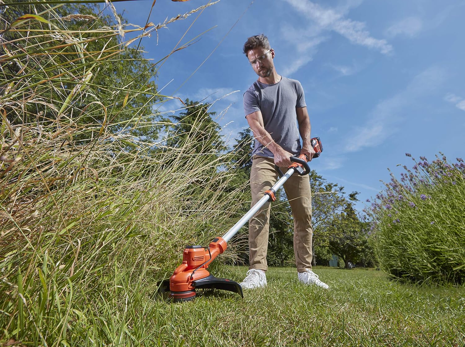 BLACK+DECKER Rasentrimmer mit Akku und Ladegerät - Freischneider - Rasenkantenschneider 36V 2,5Ah, Schnittbreite 33 cm, kohlebürstenloser Motor, mit Fadenverlängerung, Variable Drehzahl BCSTA536L1