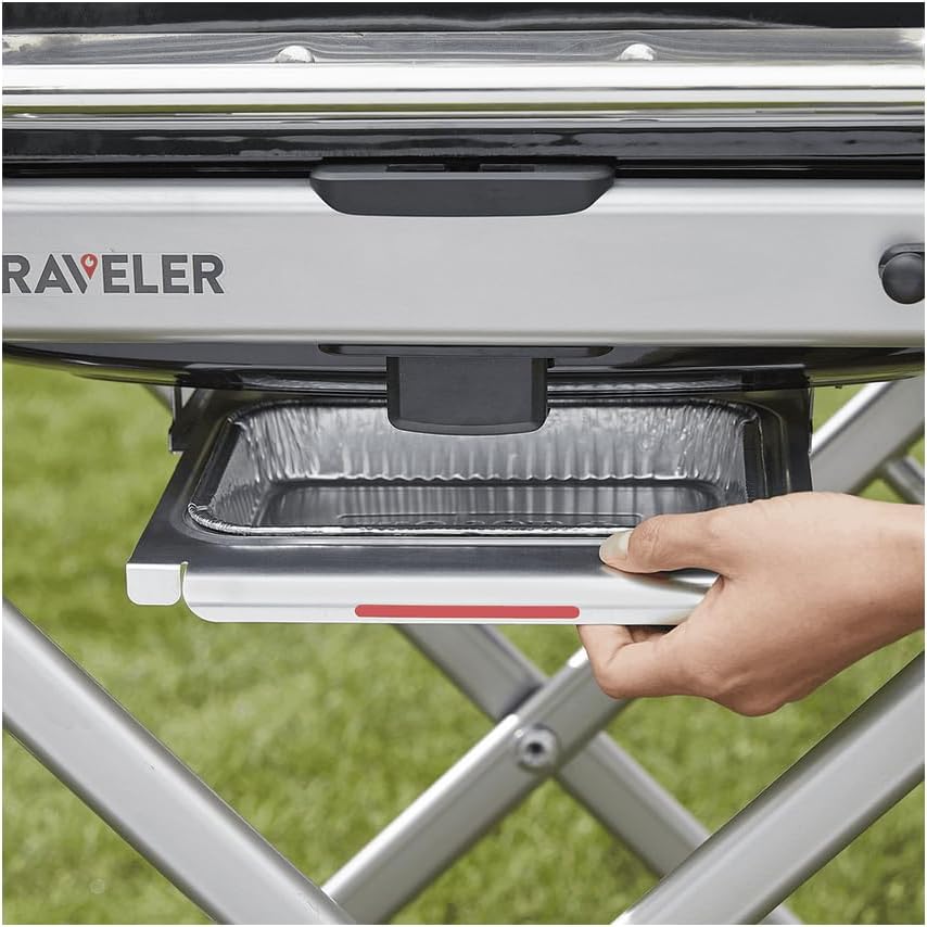 Weber Traveler Gasgrill/Klappbarer tragbarer Gasgrill mit Rädern, automatischer Deckelverriegelung und integriertem Thermometer, 1 Brenner, 111 cm Breite, 2065 cm² Grillfläche, schwarz