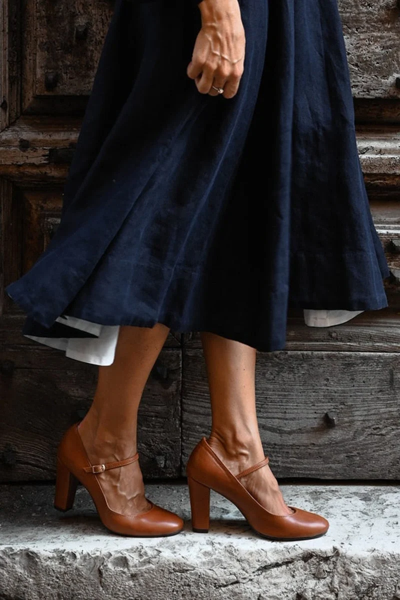 Damen-Pumps mit Blockabsatz, runder Spitze und verstellbarem Riemen