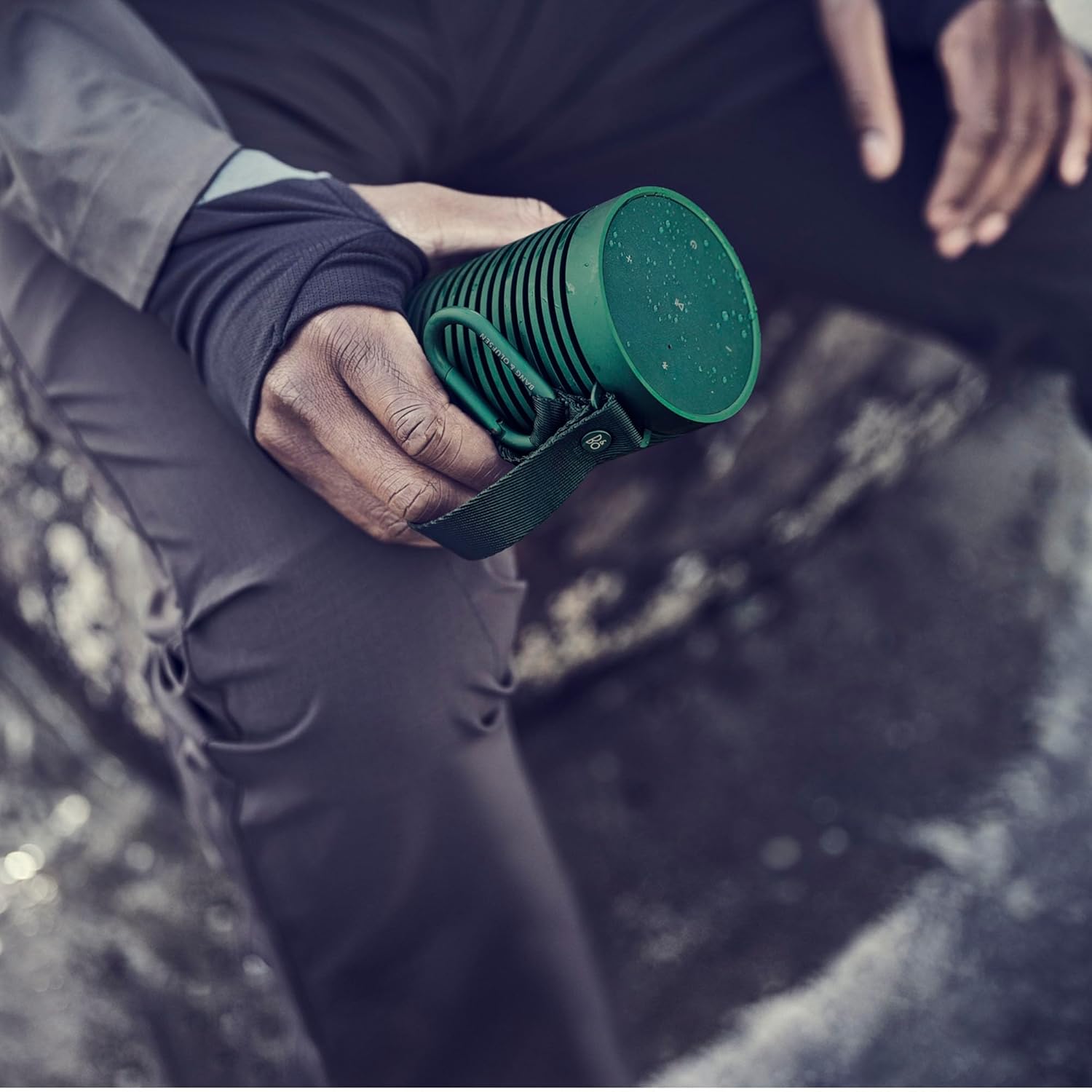 Bang & Olufsen Beosound Explore – Kabelloser tragbarer Bluetooth Outdoor-, Heim- und Reise, 27 Stunden Akkulaufzeit, wasserdichter 360° Lautsprecher + USB-C Ladekabel - Schwarz Anthracite