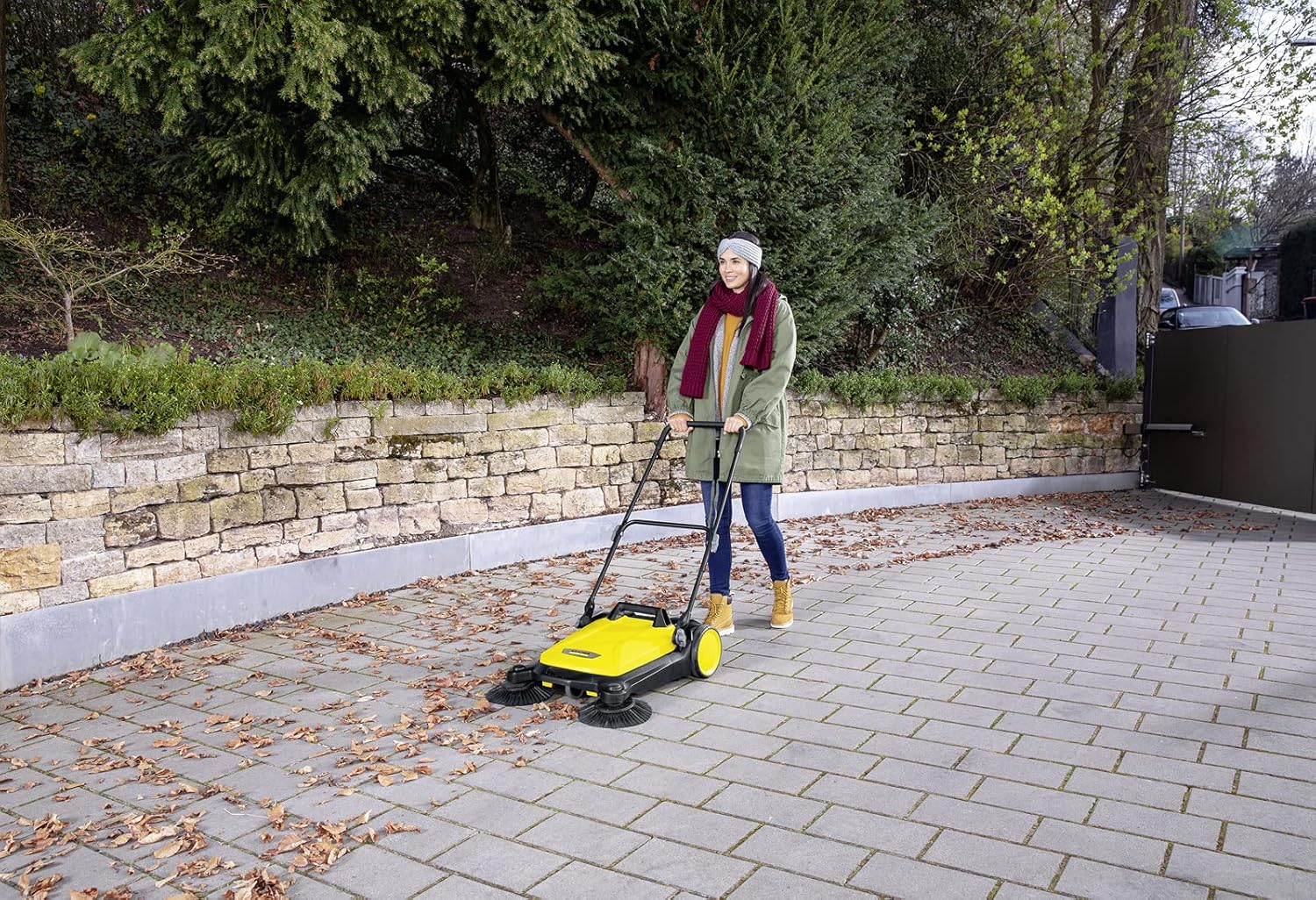Kärcher S 4 Twin Push Kehrmaschine mit Bürsten, zur Reinigung von Gehwegen, Einfahrten und Gartenwegen