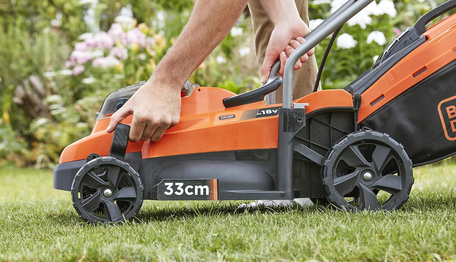 BLACK+DECKER Rasenmäher Akku Rasenmäher Elektro (betrieben mit 2X 18V Akkus, 33 cm Schnittbreite, für kleine und mittlere Rasenflächen bis 250 m², 5-fache Höhenverstellung) BCMW3318N