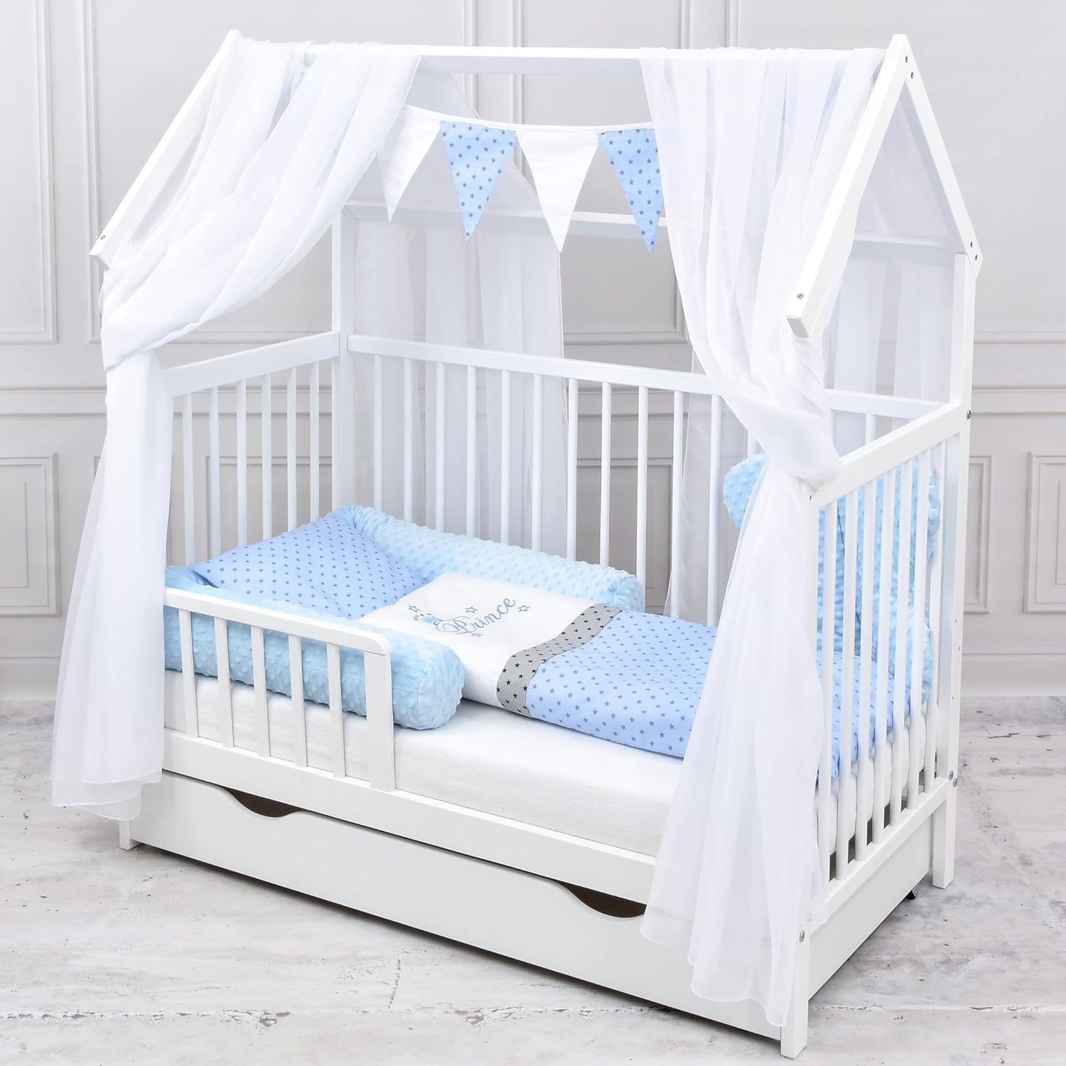 Baby Delux Babybett Komplett Set Hausbett 60x120 cm weiß Schublade Rausfallschutz Kinderbett Matratze Bettwäsche Deko Set (Prince Stars)