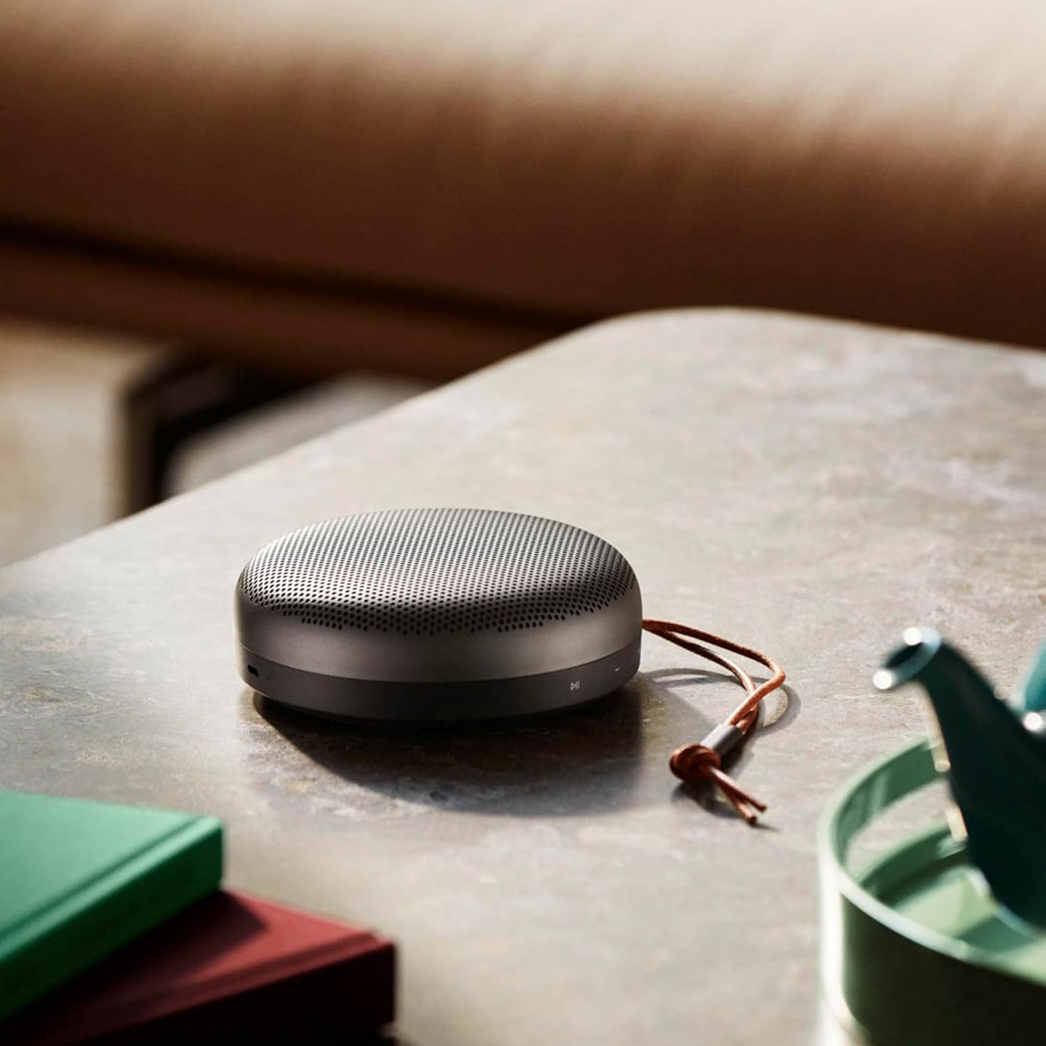 Bang & Olufsen Beosound A1 (2. Gen) – Kabelloser tragbarer IP67 wasserdichter Bluetooth-Lautsprecher mit 360-Grad-Sound, Alexa Voice Assistant & Speakerphone, 18 h Akkulaufzeit - Black Anthracite