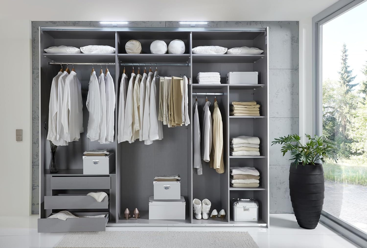 Schwebetürenschrank 3-türig B300/H216/T65 cm Weiß m. Glasfront, Spiegel, schwarzen Griffleisten, inkl. Selbsteinzug, Kleiderschrank m.Einlegeböden, Kleiderstangen, Schubladen, Wäscheeinteilung / 22039