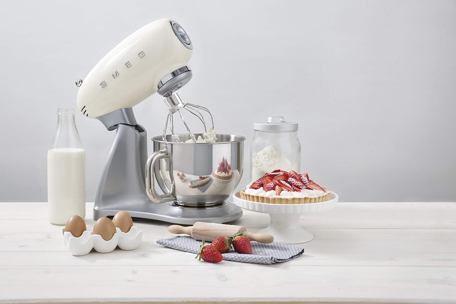 Smeg, SMF02PKEU Küchenmaschine, 10 Geschwindigkeitsstufen, Planetenrührwerk, Sicherheitsabschaltung, 2 Rührbesen, Kugelgriff aus Edelstahl, 800 W, Rose