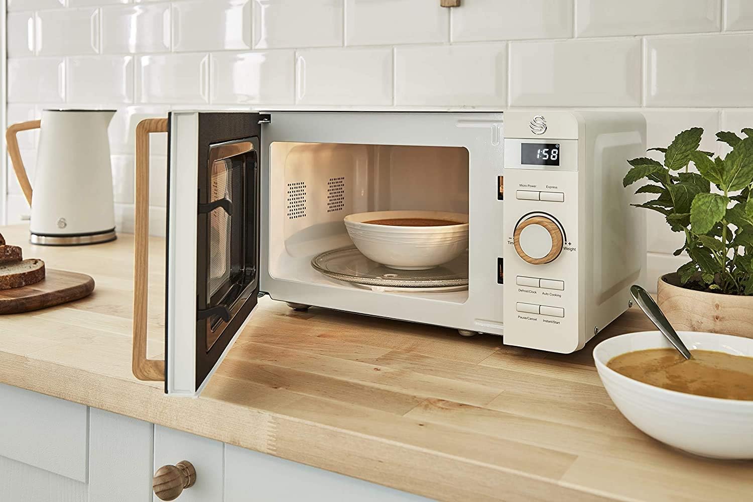 Swan Nordic 20 L digitaler Mikrowellenherd, 6 Leistungsstufen, 800 W Leistung, 30-Minuten-Timer, einfache Reinigung, Abtaumodus, modernes Design, Griff in Holzoptik, mattwei