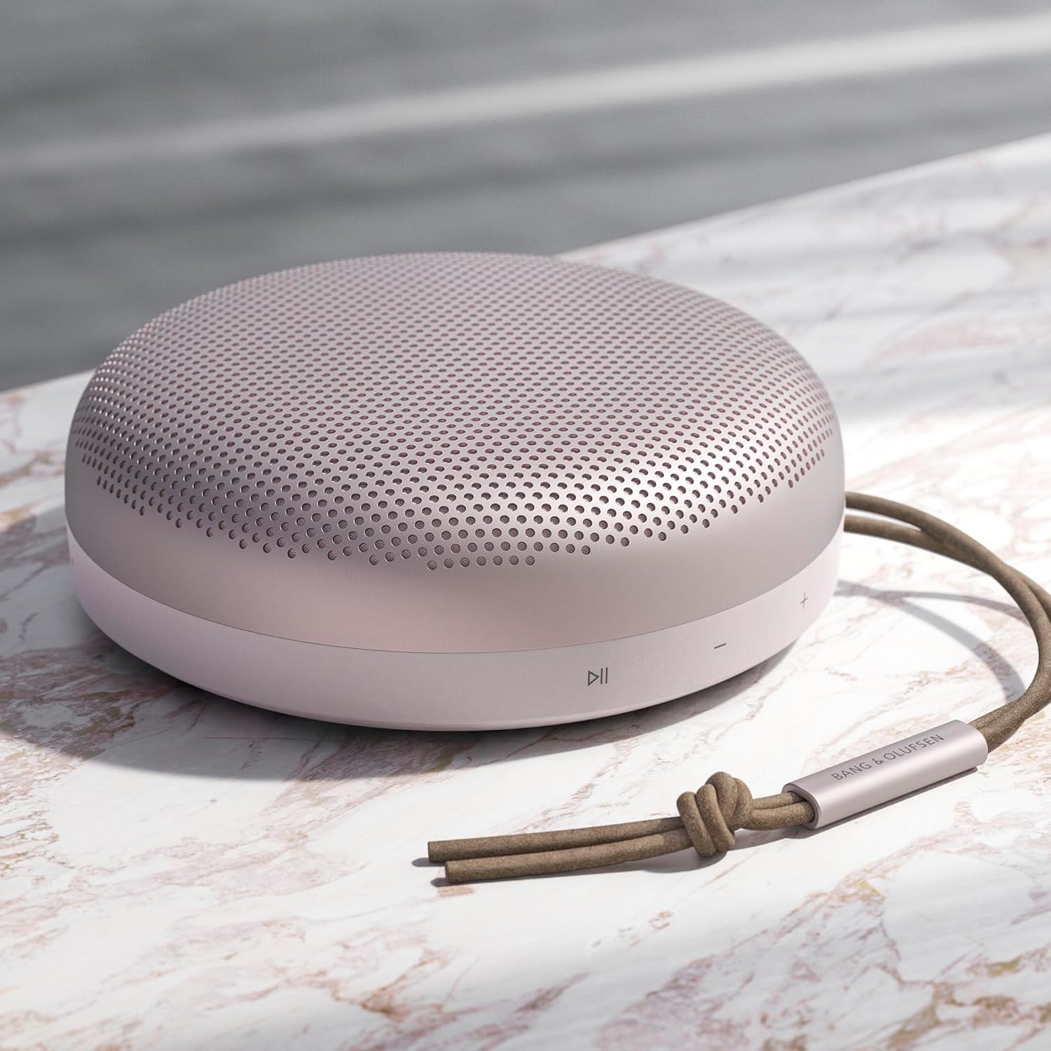 Bang & Olufsen Beosound A1 (2. Gen) – Kabelloser tragbarer IP67 wasserdichter Bluetooth-Lautsprecher mit 360-Grad-Sound, Alexa Voice Assistant & Speakerphone, 18 h Akkulaufzeit - Black Anthracite