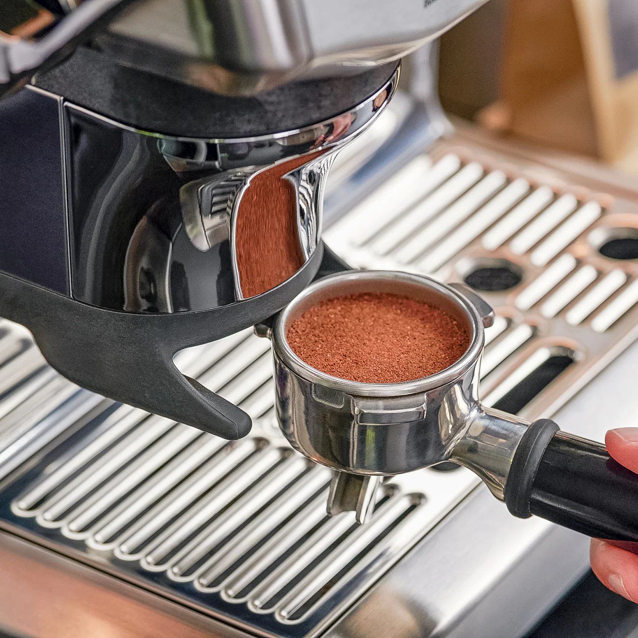 Sage Barista Express Impress ?C Halfautomatische Espressomachine met Slim Doseringssysteem ?C RVS