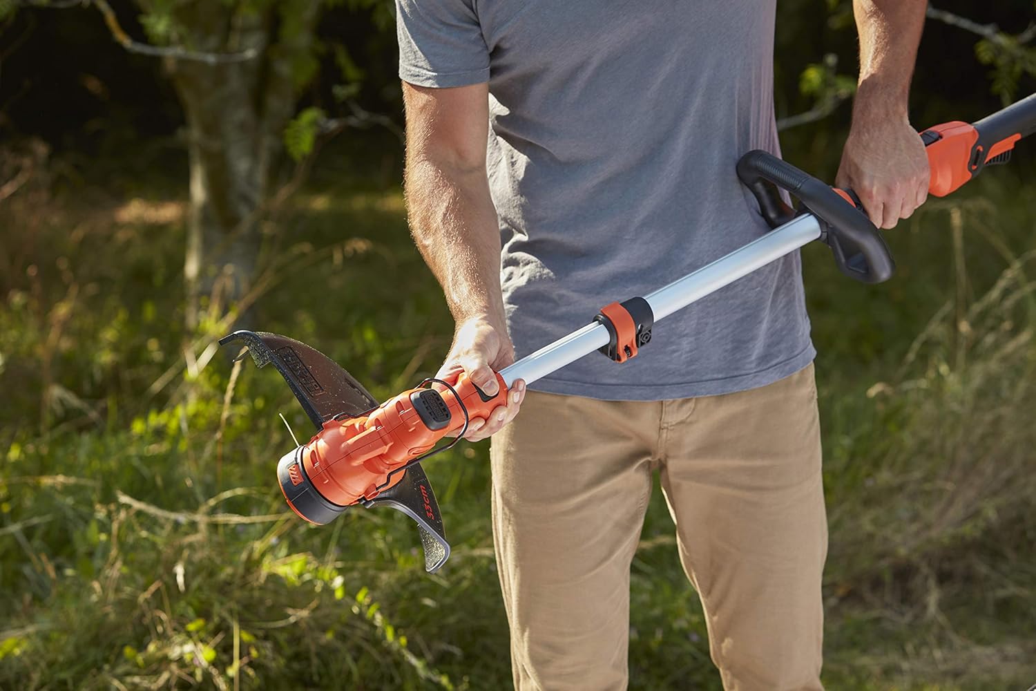 BLACK+DECKER Rasentrimmer mit Akku und Ladegerät - Freischneider - Rasenkantenschneider 36V 2,5Ah, Schnittbreite 33 cm, kohlebürstenloser Motor, mit Fadenverlängerung, Variable Drehzahl BCSTA536L1