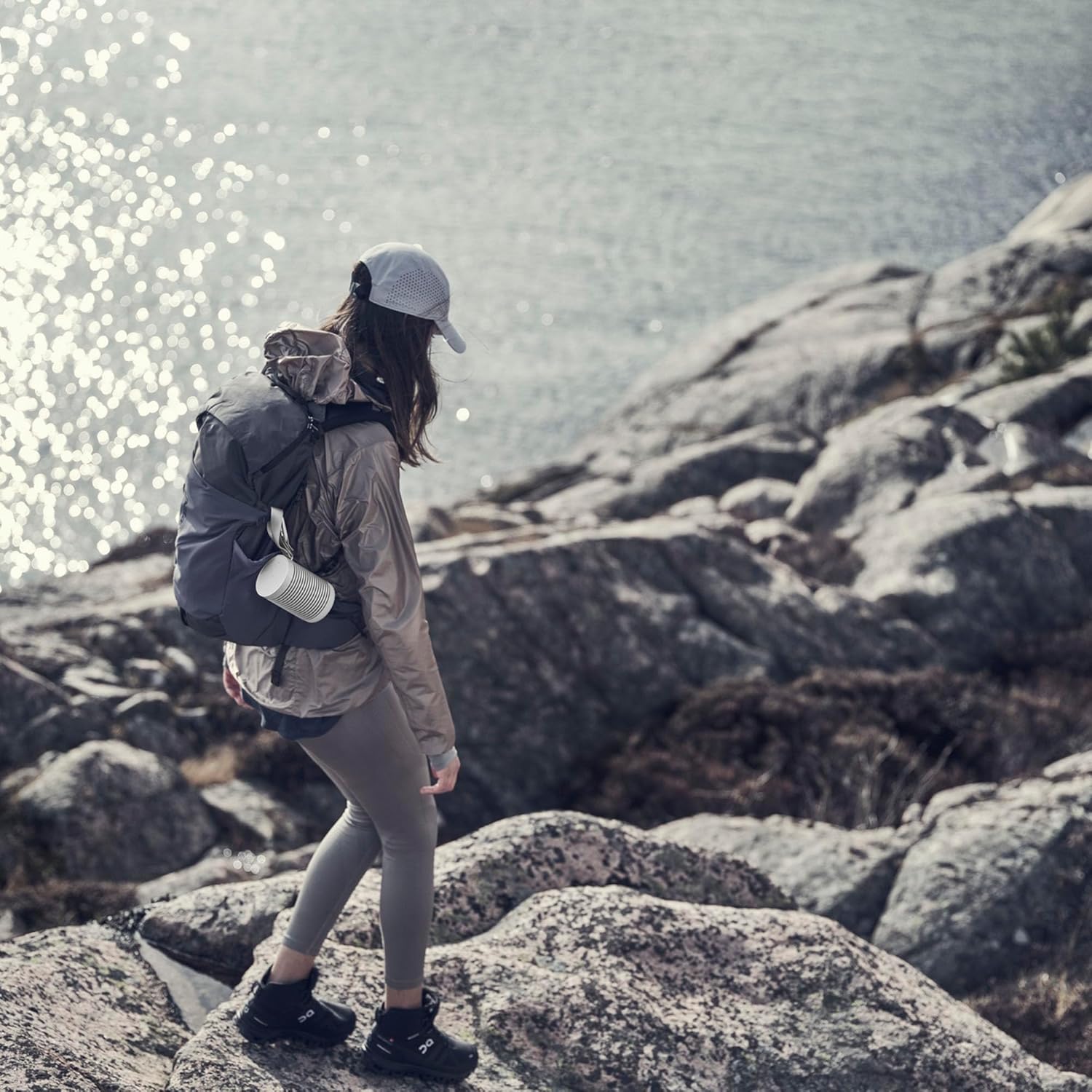 Bang & Olufsen Beosound Explore – Kabelloser tragbarer Bluetooth Outdoor-, Heim- und Reise, 27 Stunden Akkulaufzeit, wasserdichter 360° Lautsprecher + USB-C Ladekabel - Schwarz Anthracite