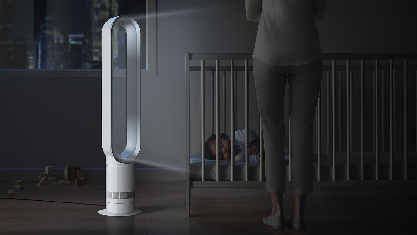 Ventilateur tour Dyson dans la chambre &agrave; coucher et b&eacute;b&eacute; dormant dans un berceau
