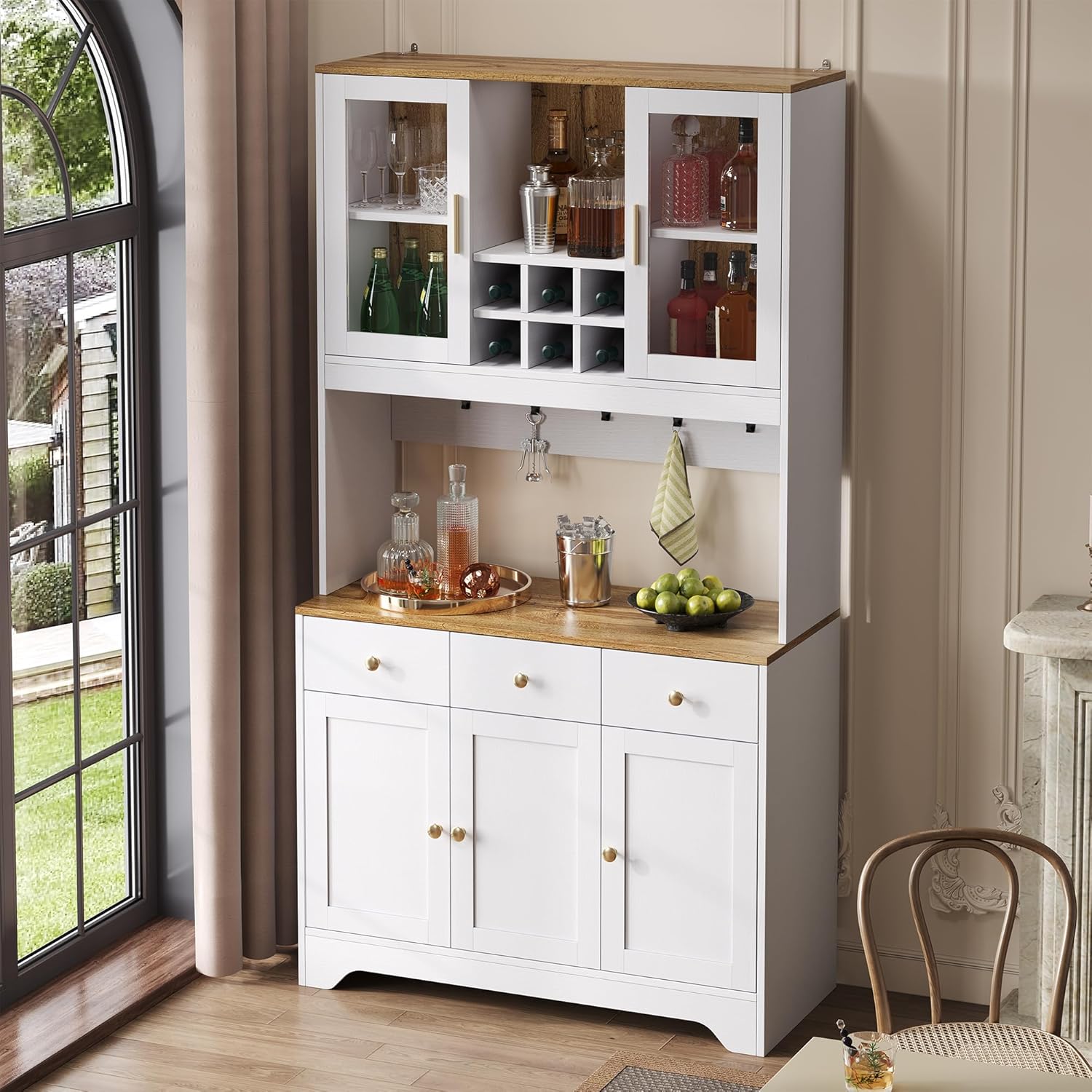 Hochschrank Küche Weiß mit Glasfront, Multifunktionaler Buffetschrank mit Weinablage und Schubladen, Stauraumschrank für Esszimmer Wohnzimmer im Landhausstil