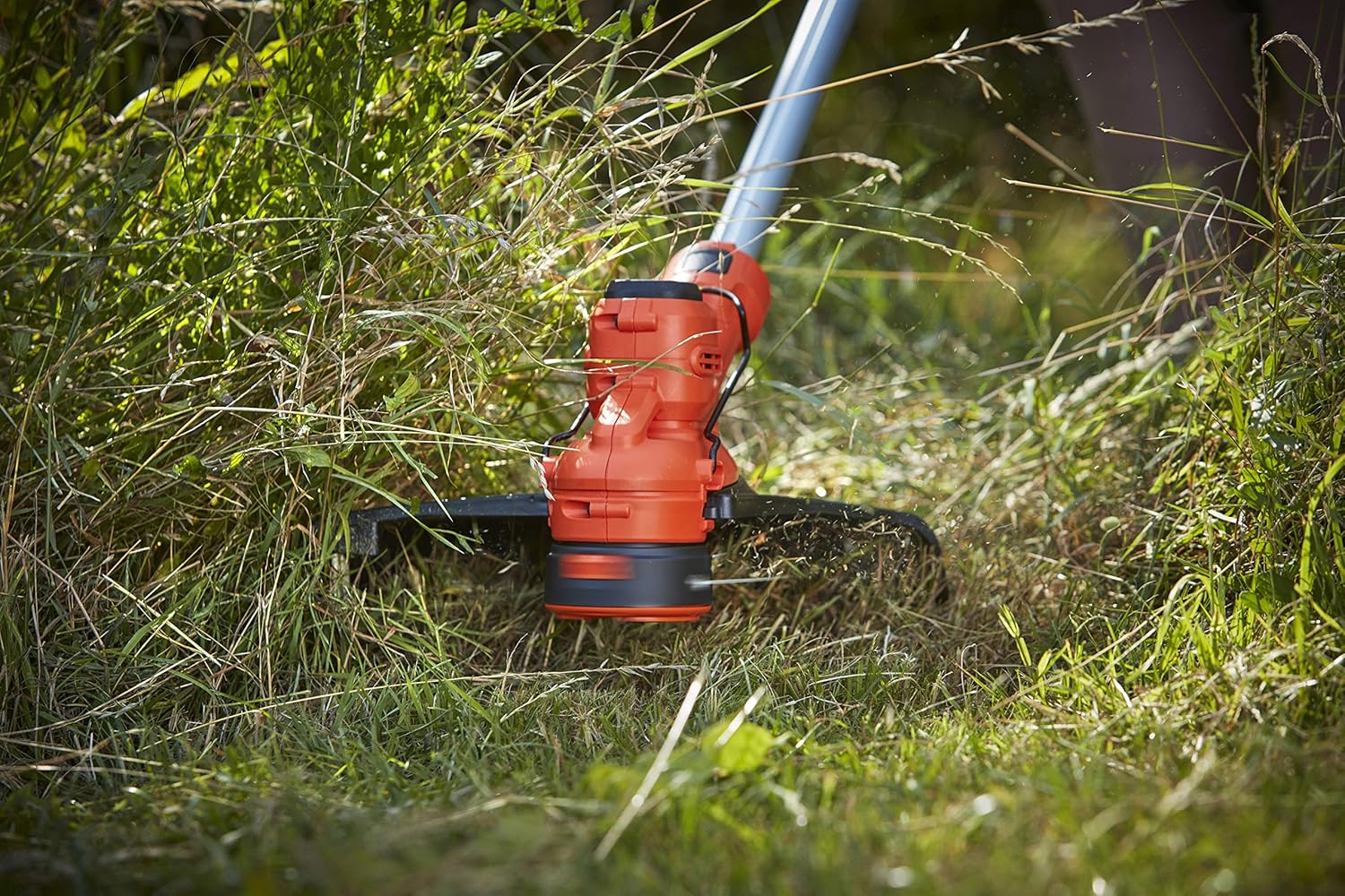 BLACK+DECKER Rasentrimmer mit Akku und Ladegerät - Freischneider - Rasenkantenschneider 36V 2,5Ah, Schnittbreite 33 cm, kohlebürstenloser Motor, mit Fadenverlängerung, Variable Drehzahl BCSTA536L1