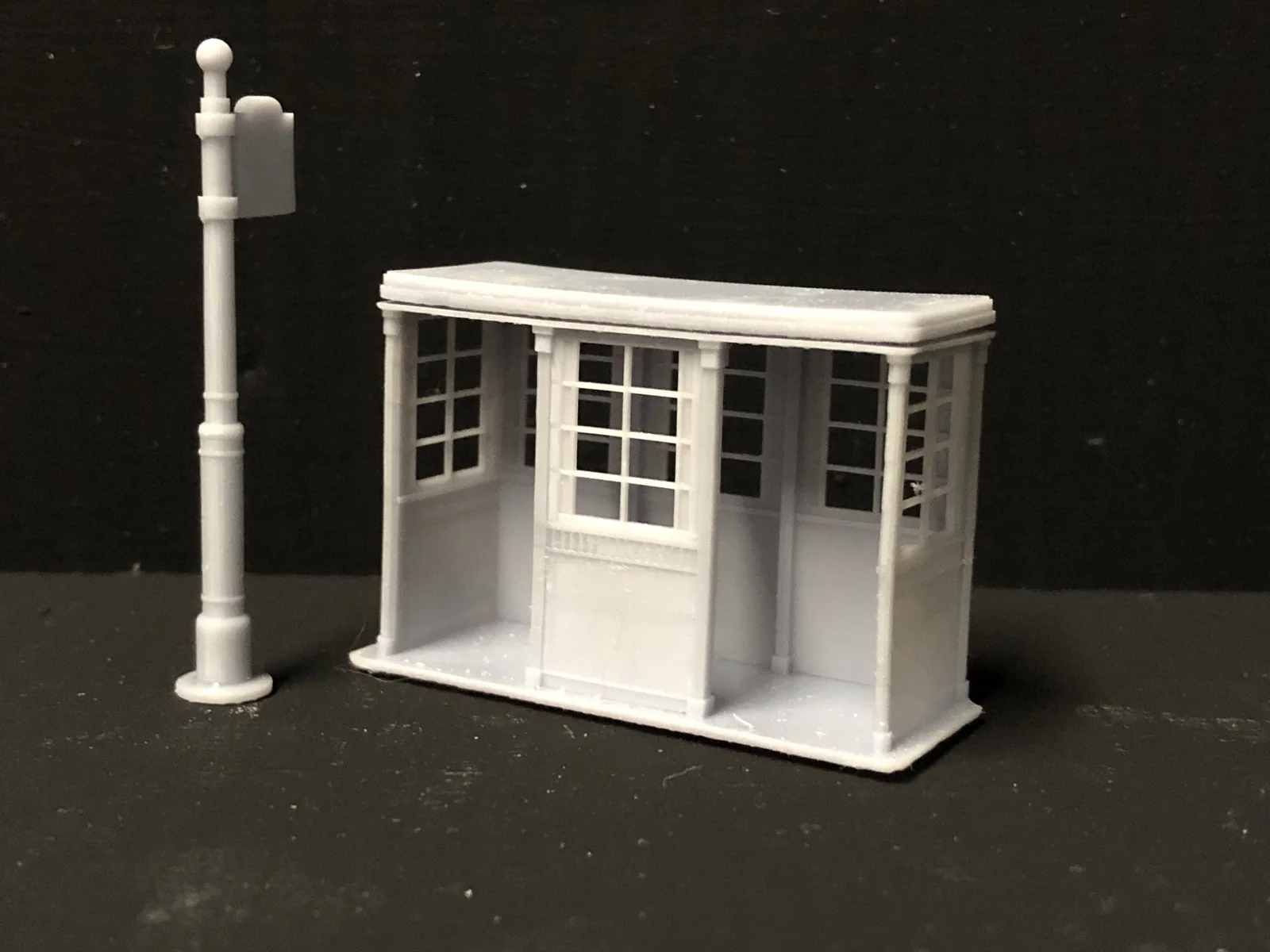 Iron type 2 Bus Shelter with bus flag - OO9/OO/HO