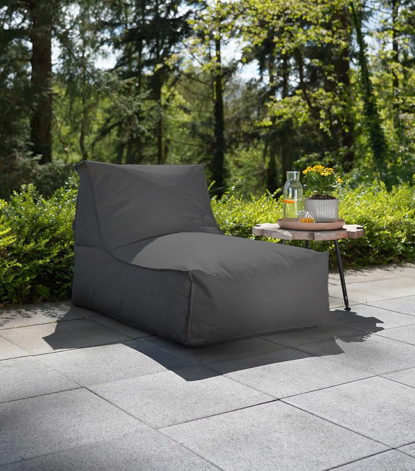 mokebo Sitzsack mit Hocker und Schutzhülle für Kinder & Erwachsene 'Der Sundowner', Bean Bag mit Füllung oder Bodenkissen für Indoor & Outdoor, auch als Liegekissen oder Liege in Anthrazit