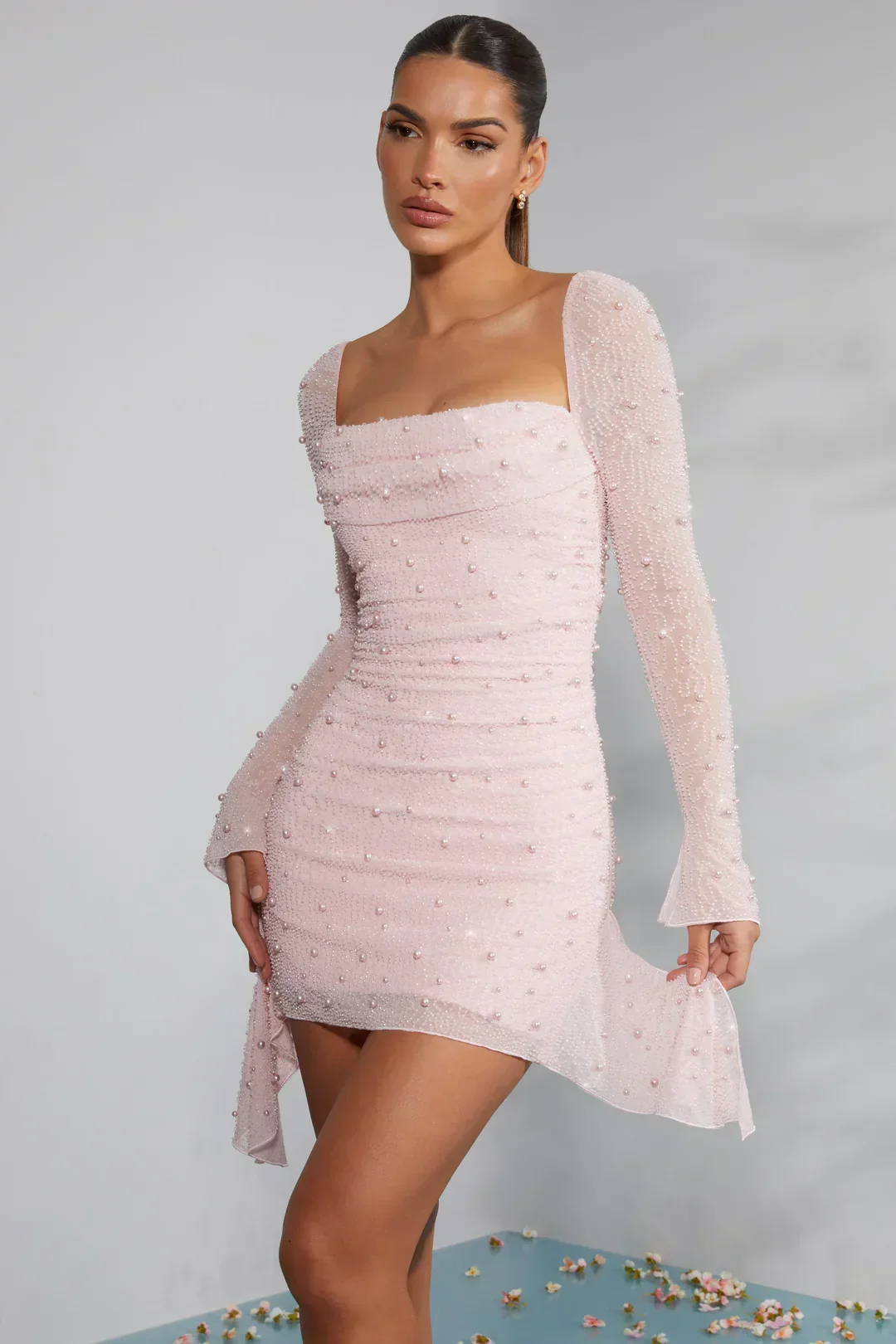 Minikleid mit langen ?rmeln und verziertem Kragen