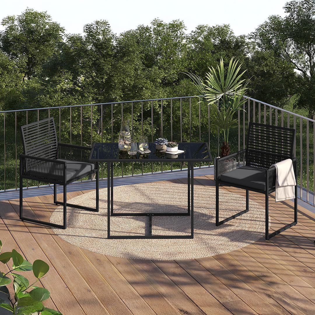 STEELSØN 3-TLG Garten-Essgruppe Kynaris, Esstisch mit 2 Stühlen, gartenmöbel Sitzgruppe Polyrattan mit Kissen, Gartenlounge, Balkomöbel Set, schwarz