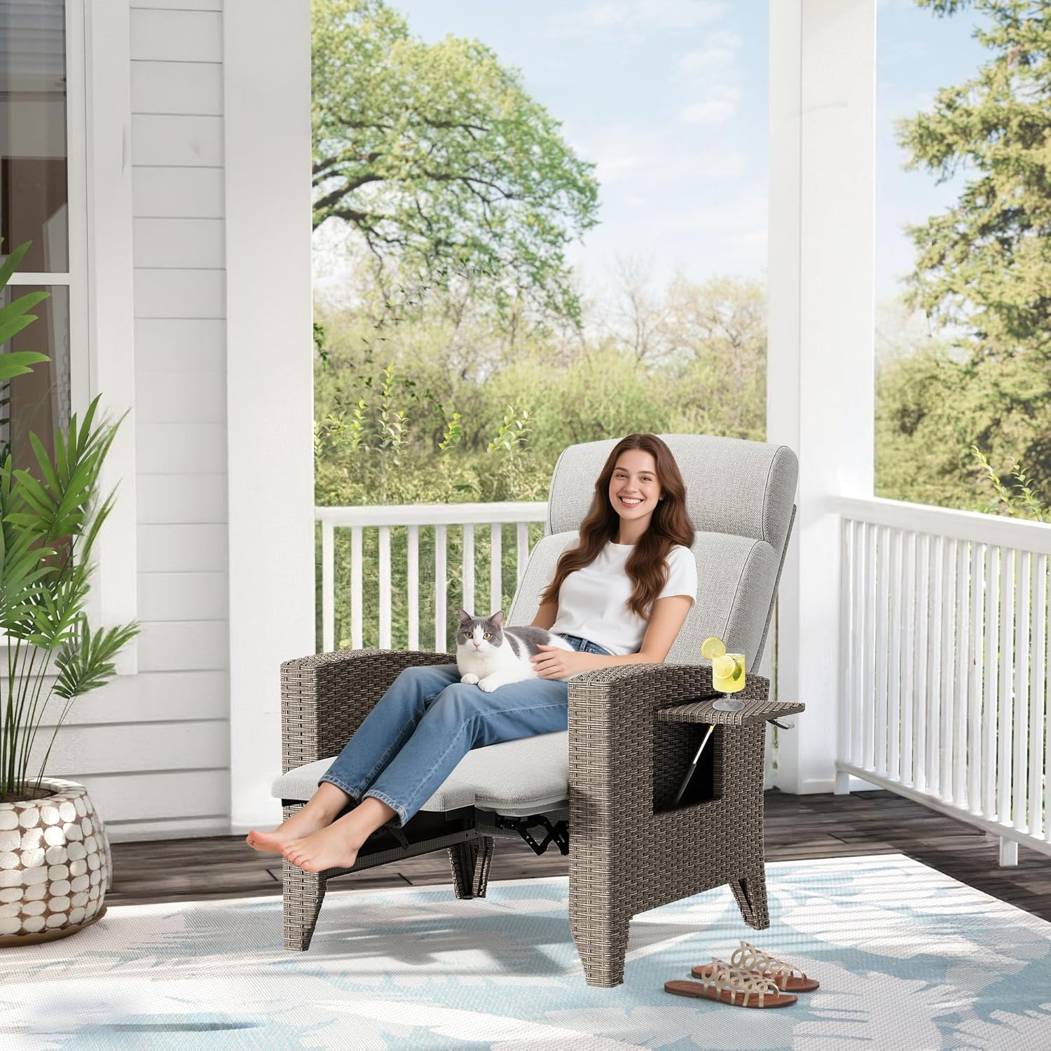 Großer Gartensessel mit Liegefunktion,Relaxliege Liegesessel mit Verstellbarer Rückenlehne,Verstecktem Fußhocker,Sonnenliege Rattan Für Balkon,Innen-Beige Sitzkissen und Braun Rattan