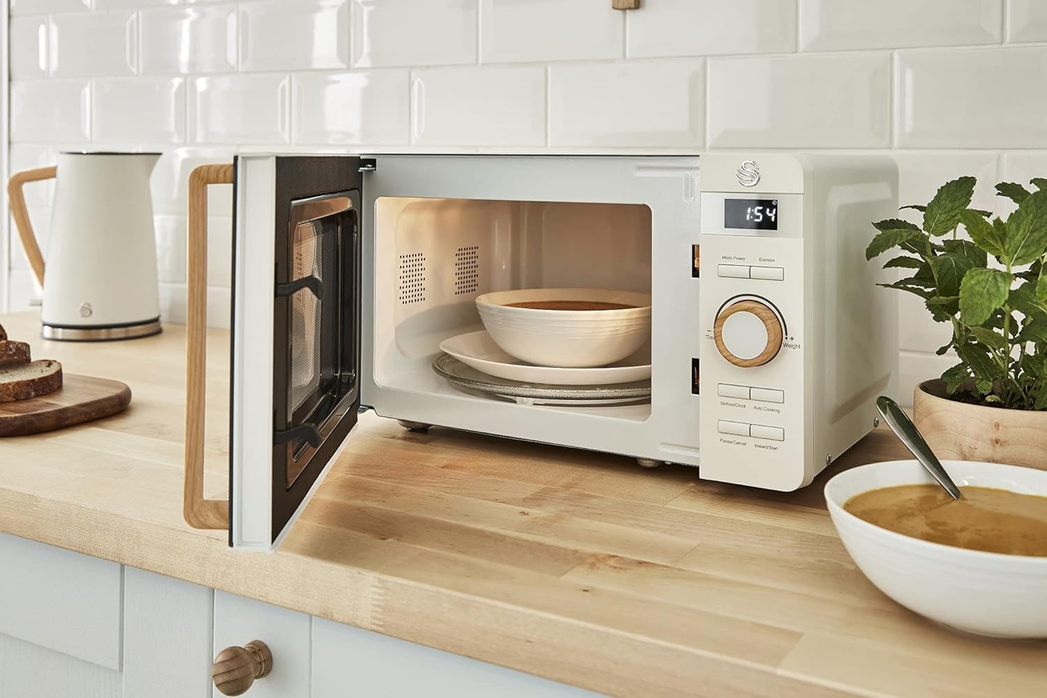 Swan Nordic SM22036WHTN Digitale Mikrowelle, Griff in Holzoptik, Gehäuse mit weicher Haptik und matter Oberfläche, 800 W, Baumwollweiß