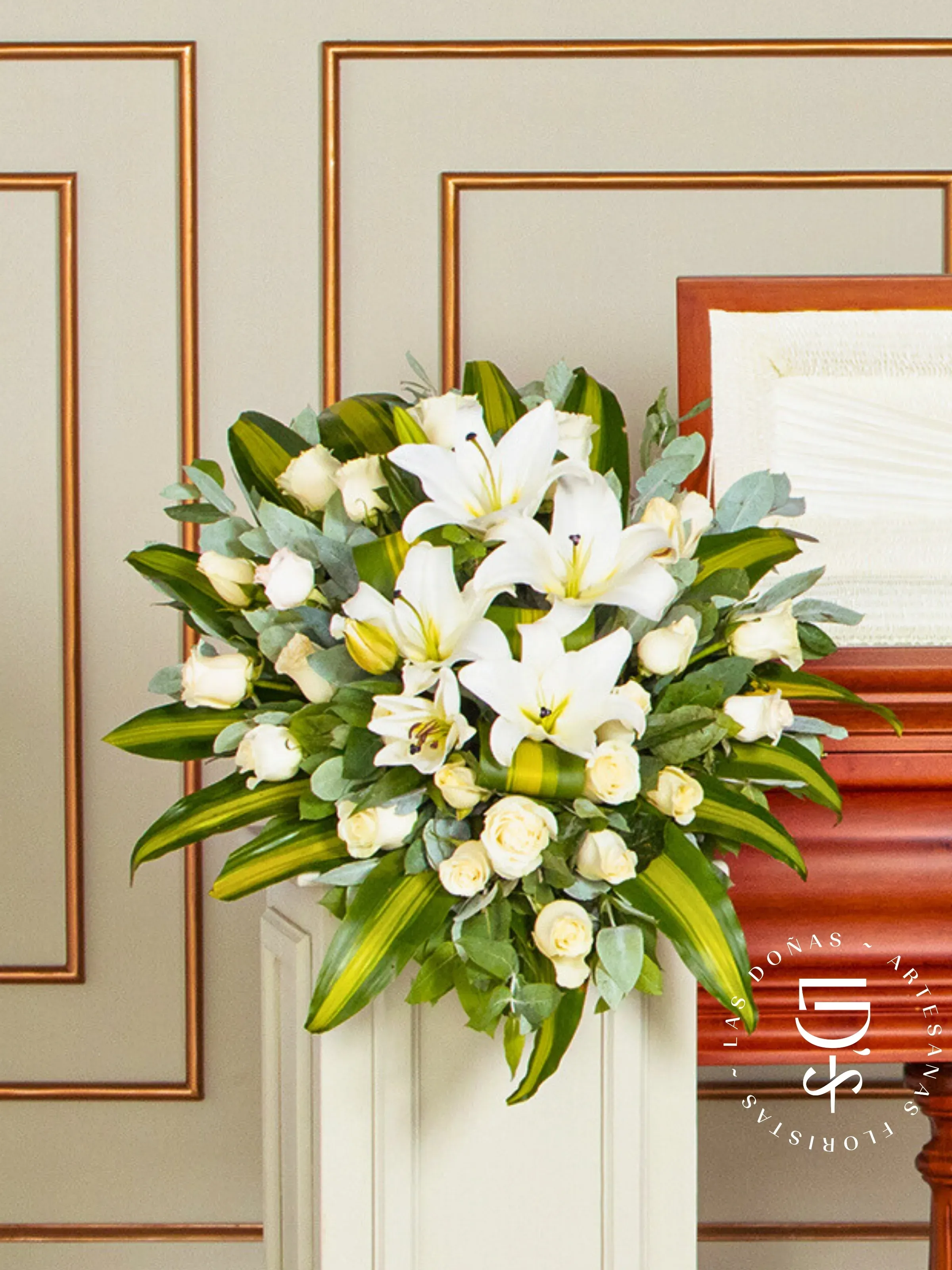 Lágrima de Piso con Rosas Blancas y Liliums