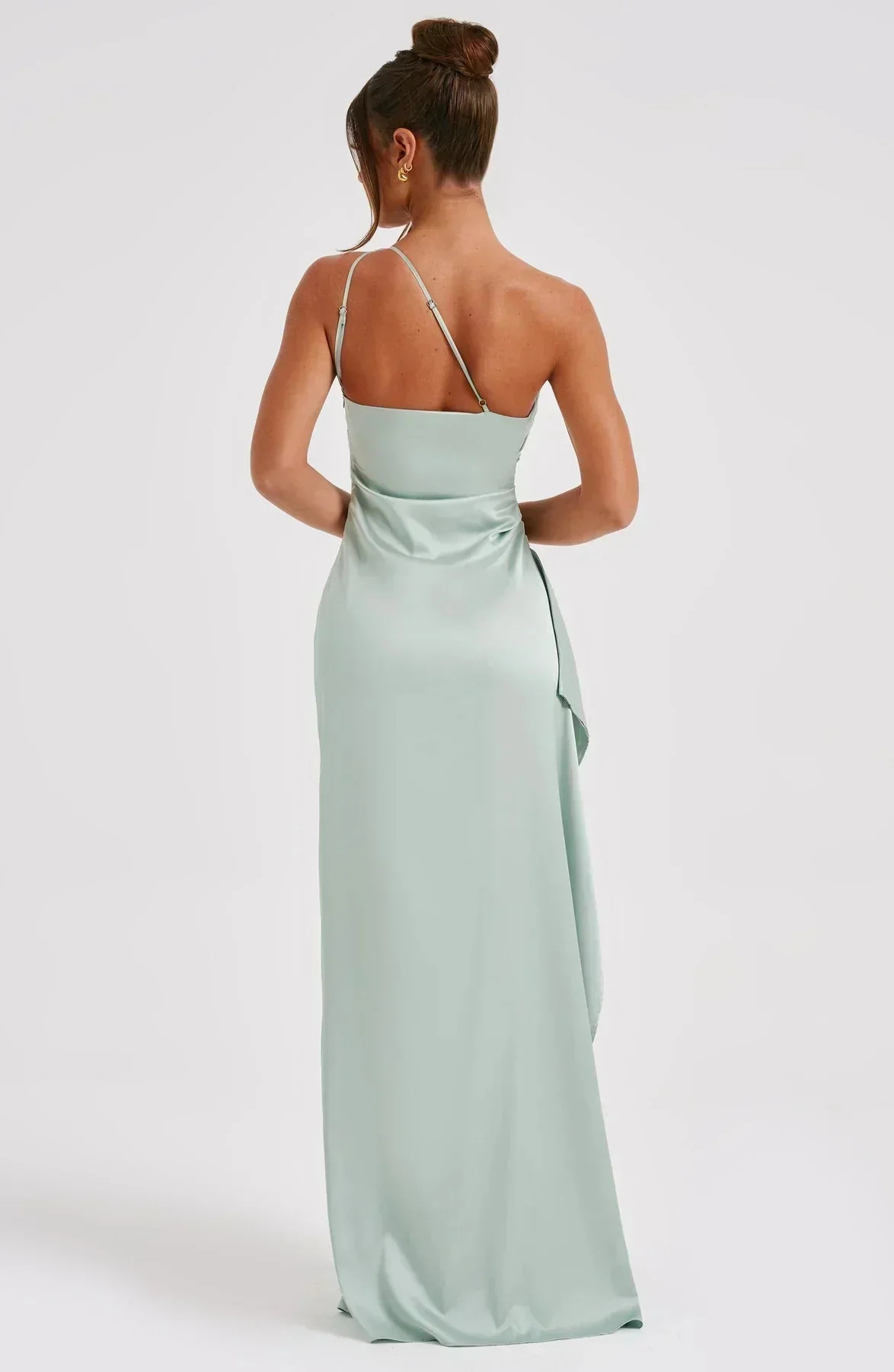 Raffiniertes Abendkleid mit hohem Schlitz
