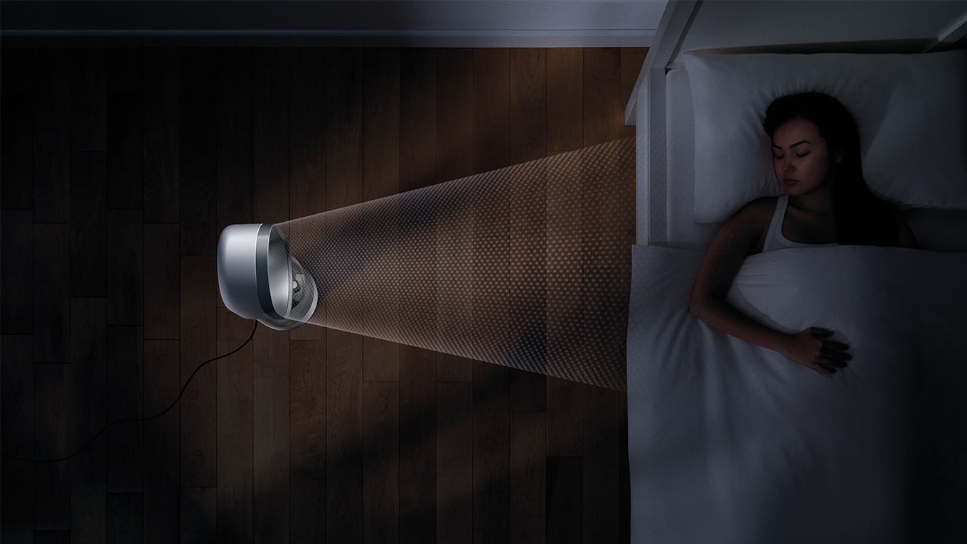 Femme endormie &agrave; c&ocirc;t&eacute; d&rsquo;un humidificateur Dyson