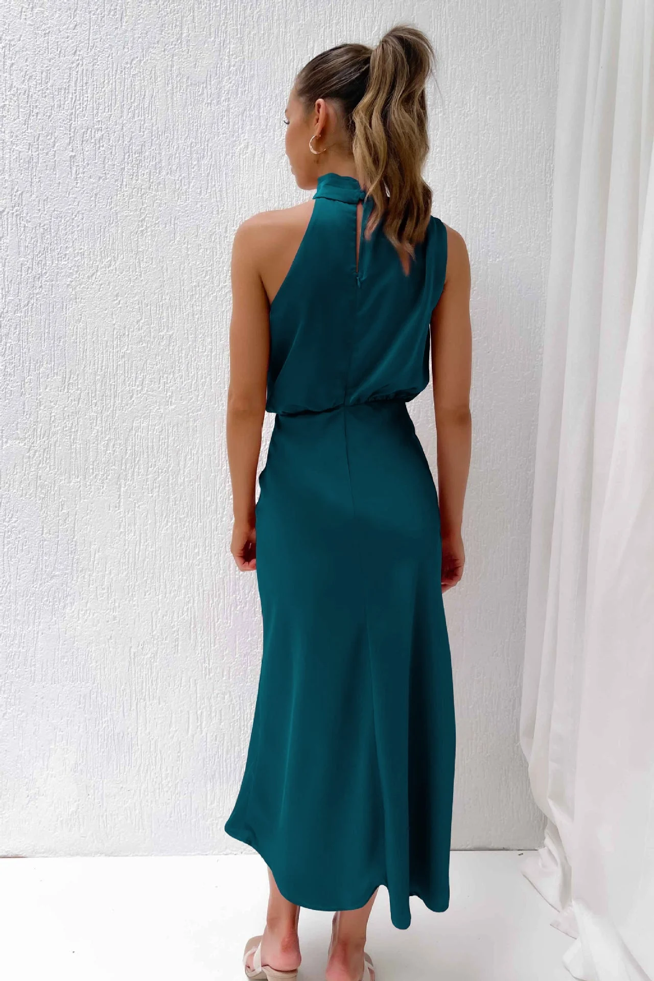 Damen Satin Maxikleid mit Halterneck-Ausschnitt | Flie?endes, bodenlanges Abendkleid f��r Hochzeiten und festliche Events