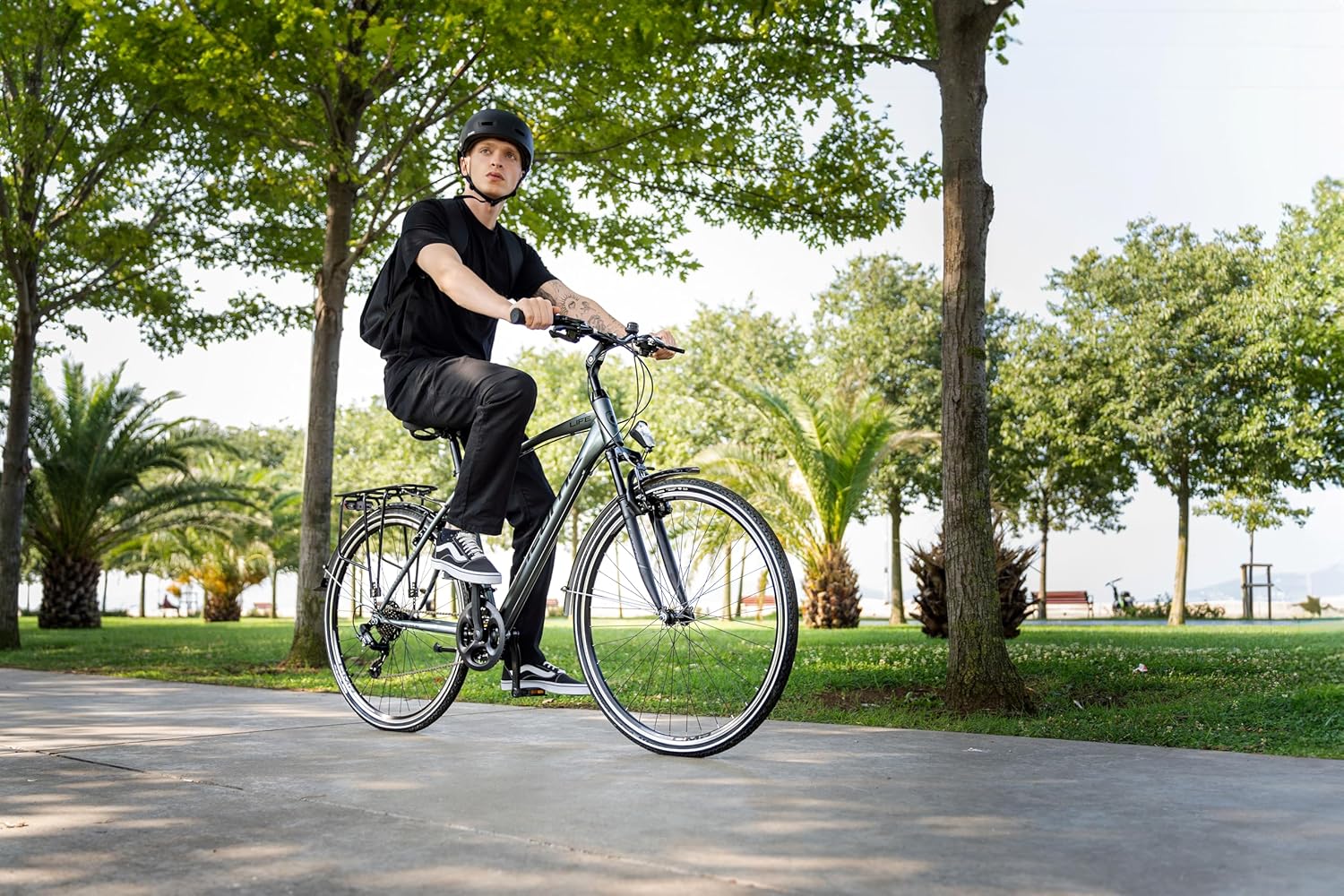 Licorne Bike Premium Trekking Bike in 28