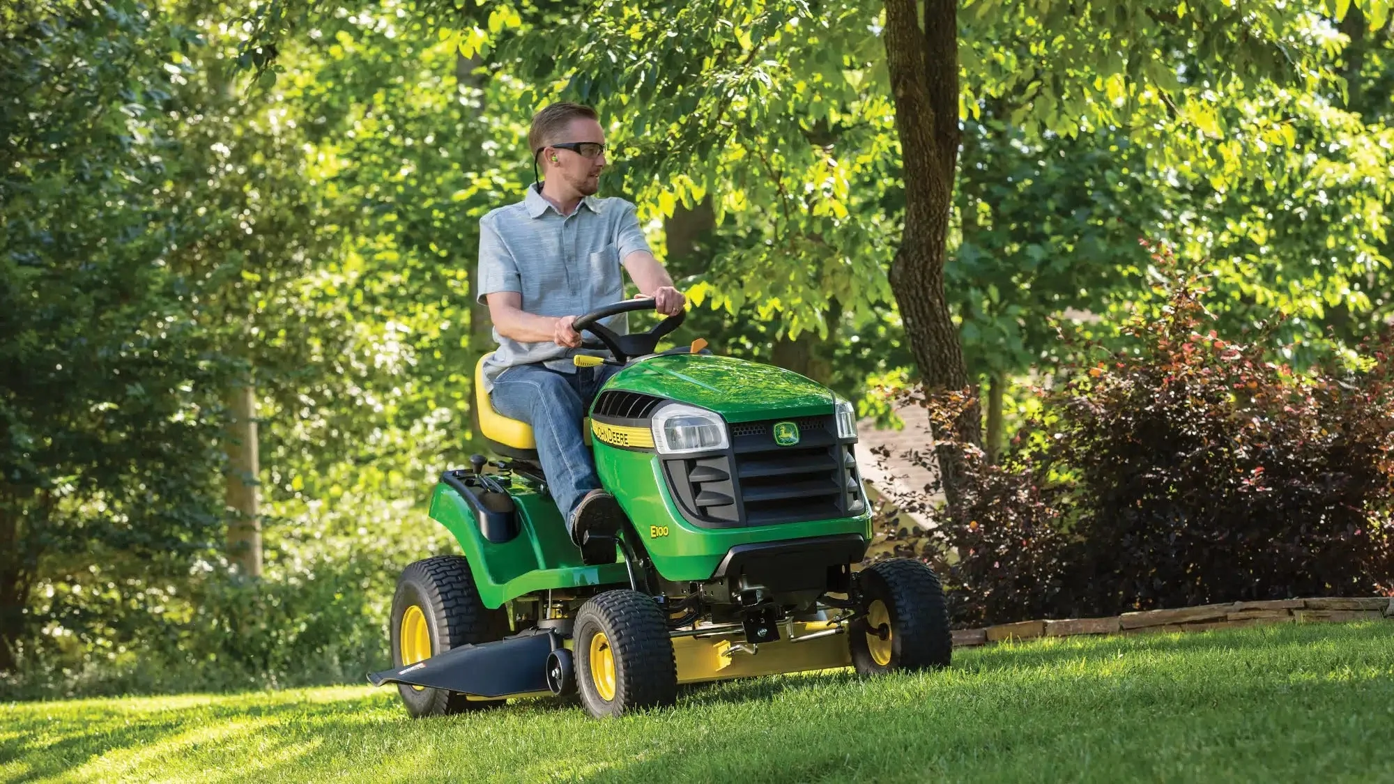 John Deere S100 ride-on lawnmower, 107 cm (42 inch) cutting width – 17.5 hp petrol hydrostatic drive