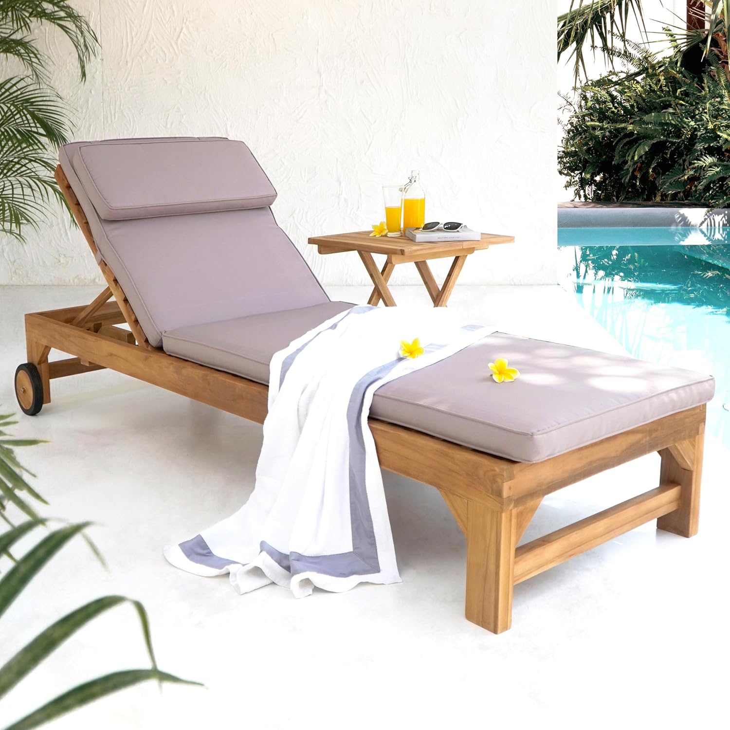 AXI Rama Gartenliege aus Teak Holz mit Kissen | Sonnenliege aus Teakholz mit Verstellbarer Rücklehne - 4 Positionen | Sonnenbett/Liege mit Rollen für Draußen/Garten