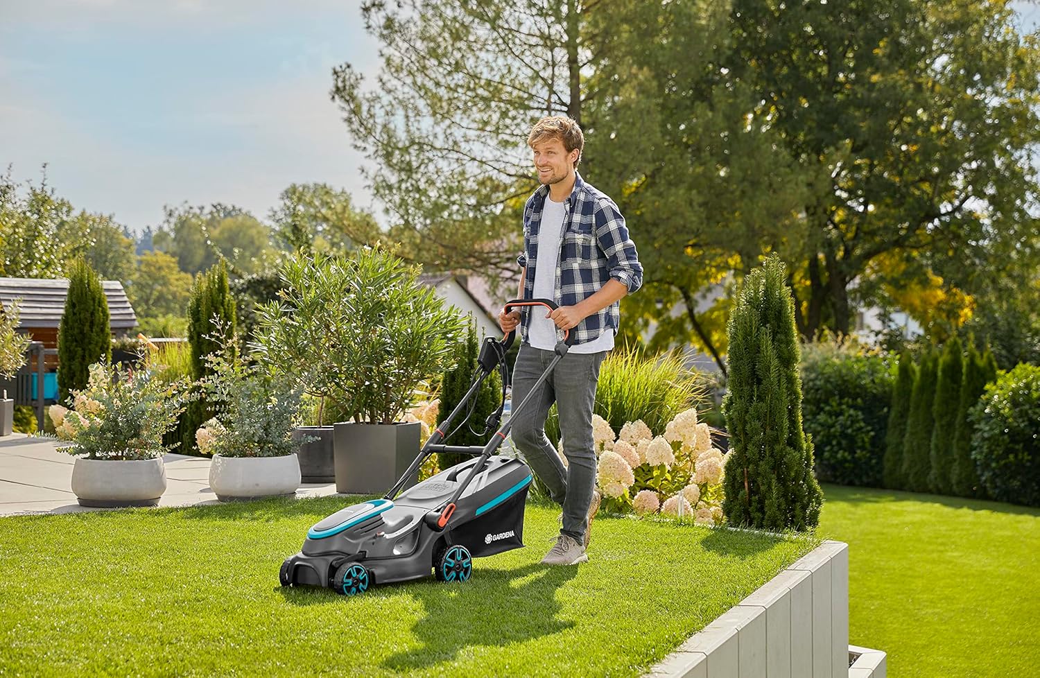 Gardena Elektro-Rasenmäher PowerMax 37/1800 G2: Mäher bis 500 m², 1800 W Leistung, 37 cm Schnittbreite, 45 l Fangvolumen, 35 bis 65 mm Schnitthöhe, ErgoTec Plus Griff, zusammenklappbar (14637-20)