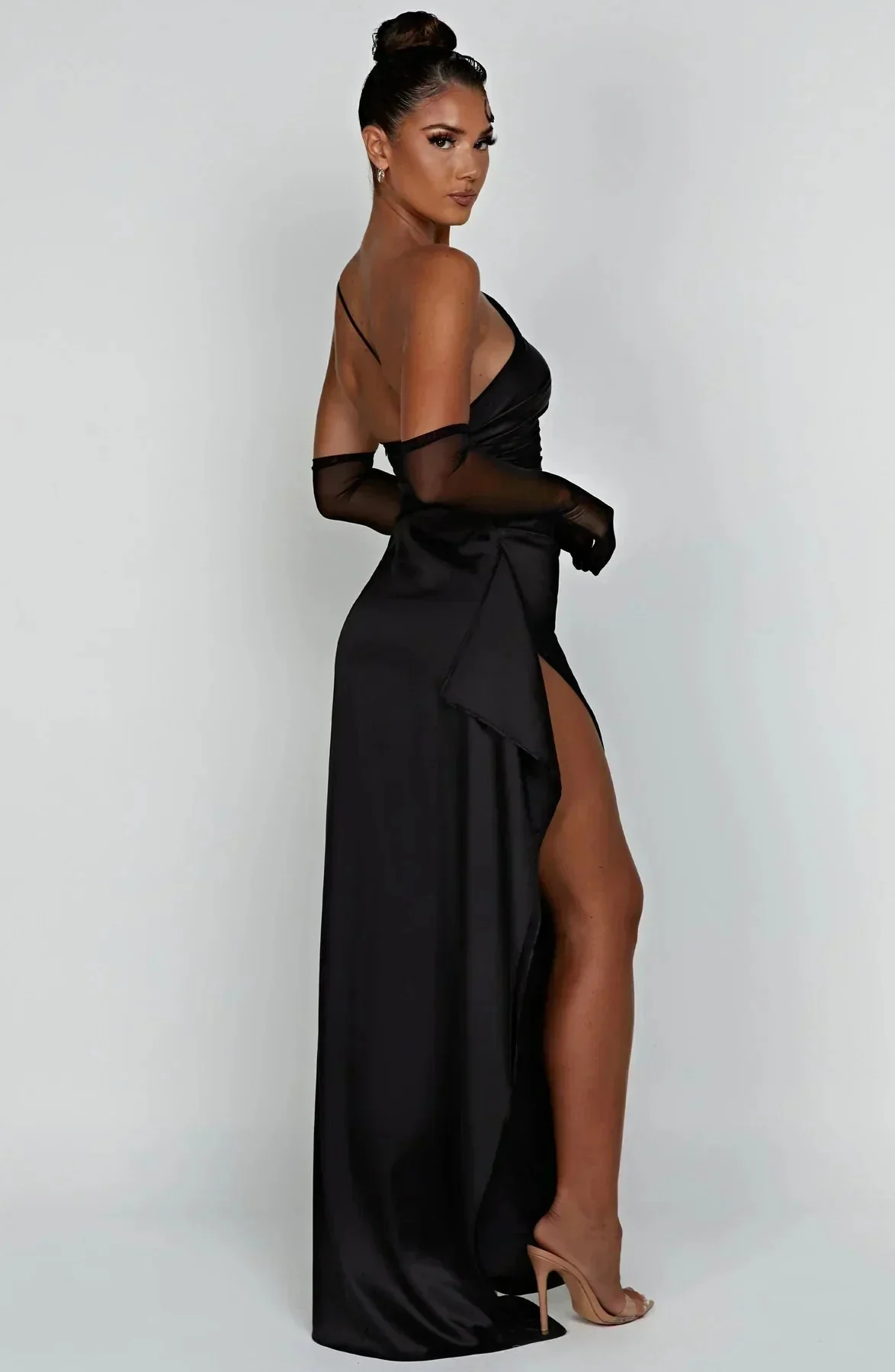 Raffiniertes Abendkleid mit hohem Schlitz