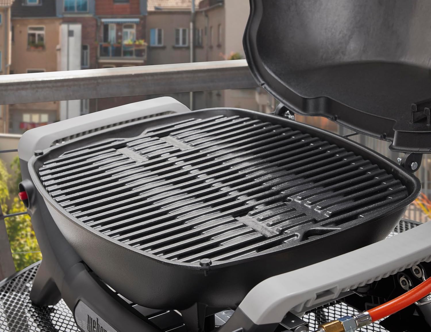 Weber Q 1100N Gasgrill/Tragbarer, leichter Grill für Camping, Terrassen und Balkone mit Hochleistungsbrenner, porzellanemaillierten Gussrosten und elektronischer Zündung, Mitternachtsschwarz