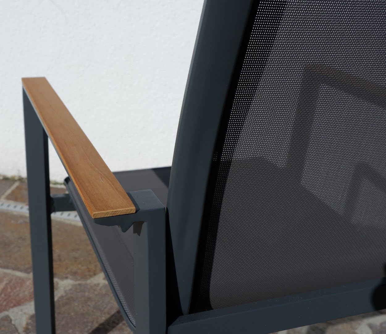 ALEOS. Gartengarnitur Gartenset Aluminium Teak Set mit rundem Ausziehtisch 120cm auf 160cm ausziehbar + 6 Stapelstühle anthrazit Trinidad
