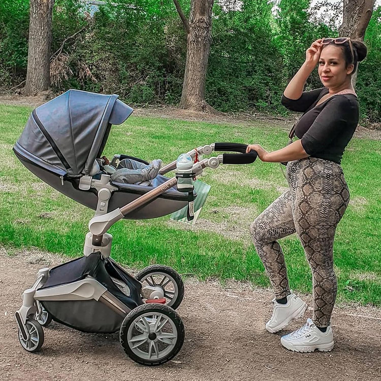Hot Mom Kinderwagen set mit 360° Drehfunktion, Kombikinderwagen 3-in-1. Ausgestattet mit PU-Reifen und Kunstledersitz und viele weitere Zubehören, Dunkelgrau