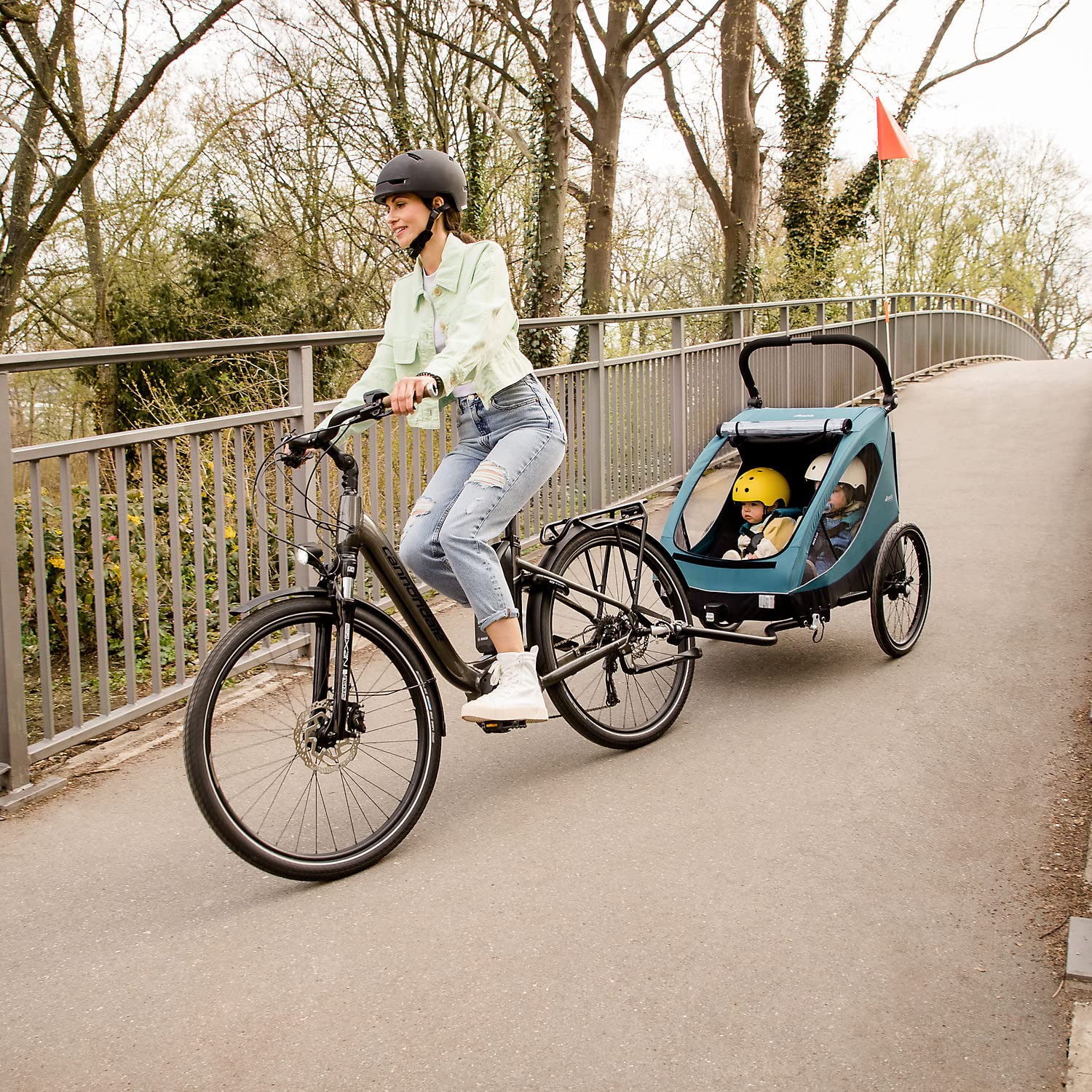 hauck Fahrradanhänger & Kinderwagen Dryk Duo Plus mit Federung, für 2 Kinder (6-48 Monate), inkl. Deichsel, Buggyrad, Fahne und LED Licht, Faltbar, Höhenverstellbar, XL Kofferaum (Dark Green)