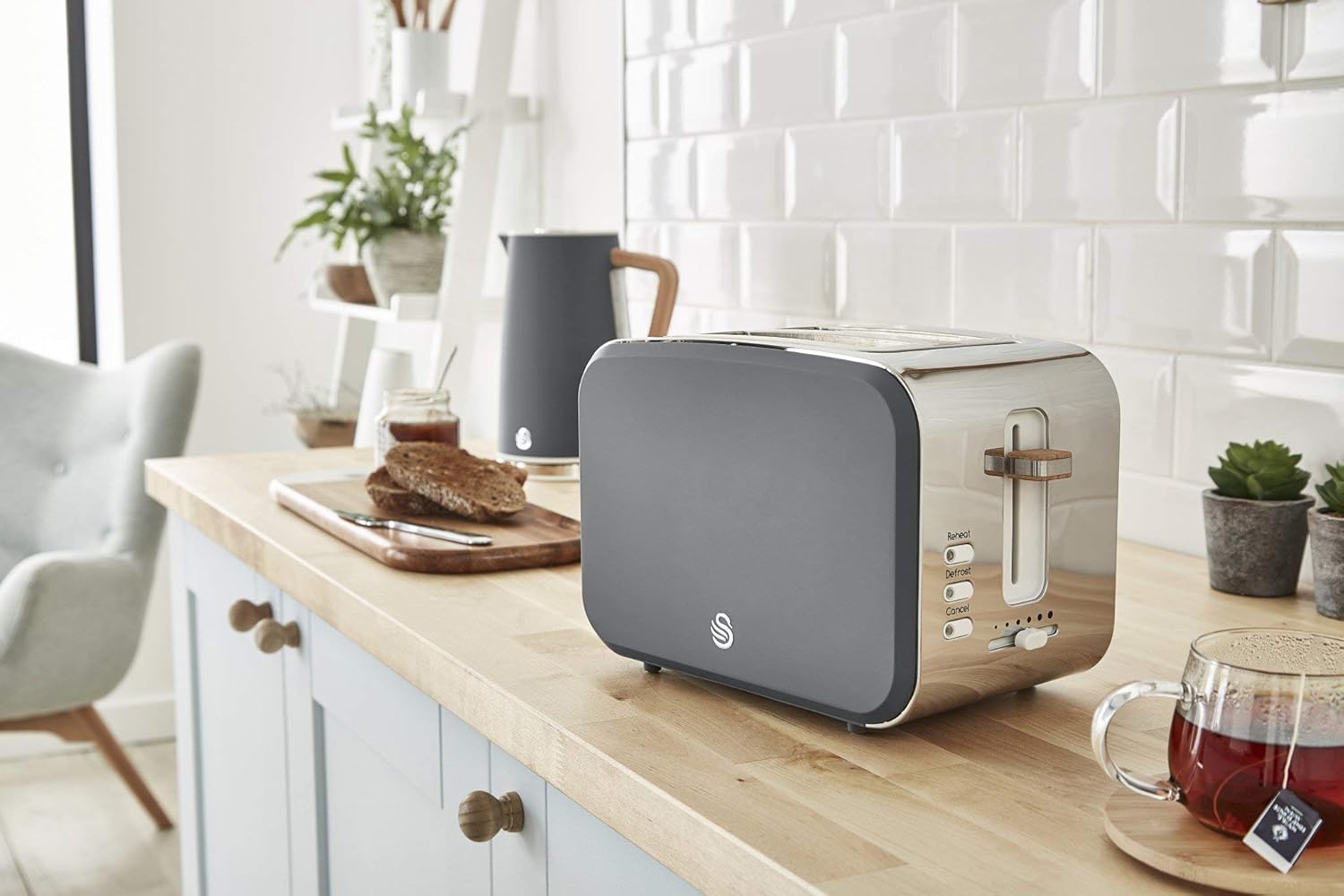 Swan Nordic Frühstücksset, Wasserkocher, 1,7 l, 2200 W, Breitschlitz-Toaster, 2 Scheiben, digitale Mikrowelle 20 l, modernes Design, Holzoptik, grau