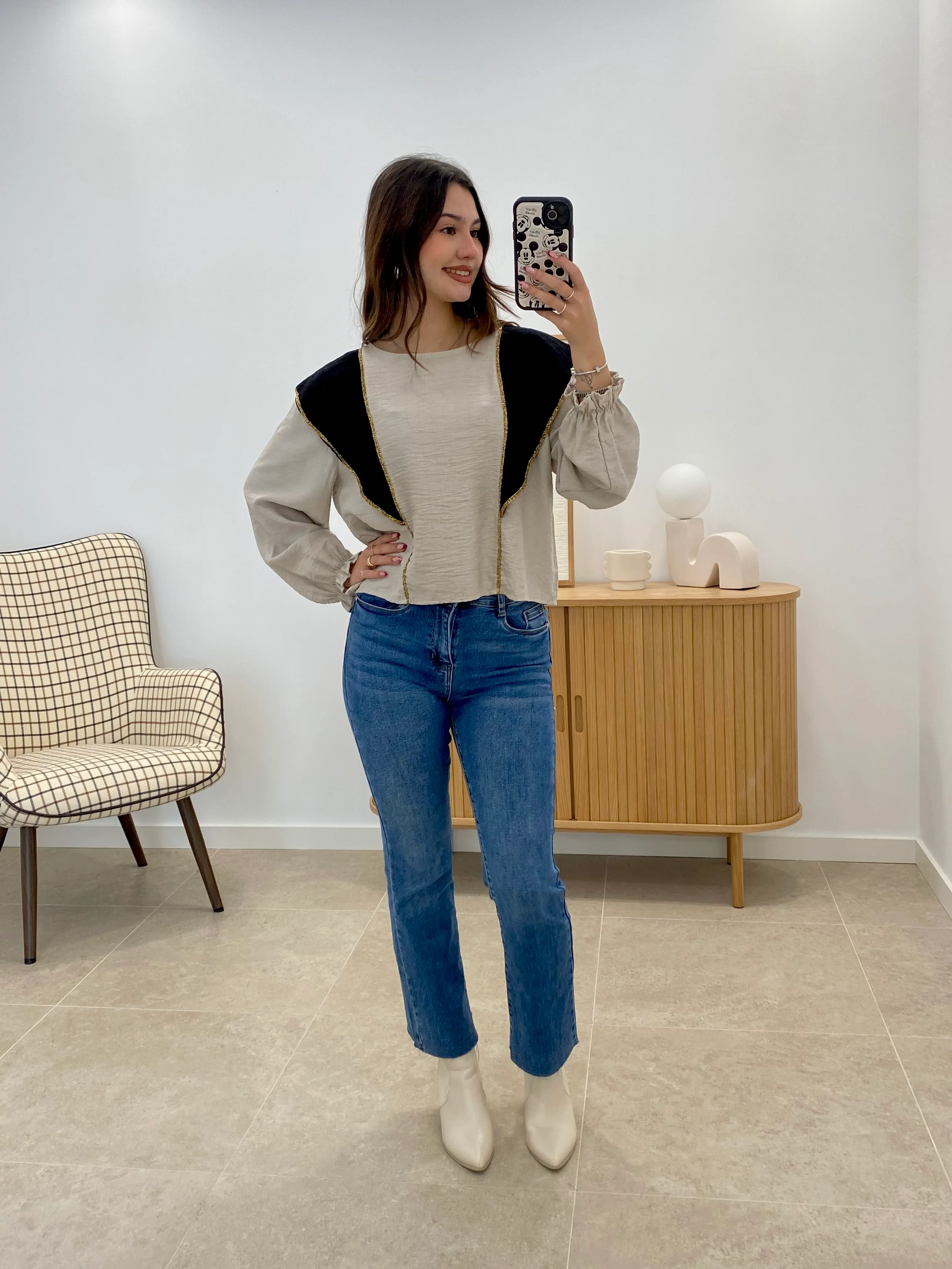 BLUSA VOLANTE BEIGE Y NEGRO