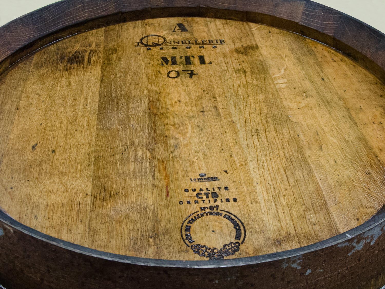 Temesso Stehtisch Tisch aus gebrauchtem Holzfass Weinfass, Fass, Barrique Tisch aus Eiche Holz rustikal 225 Liter (rustikal geölt)
