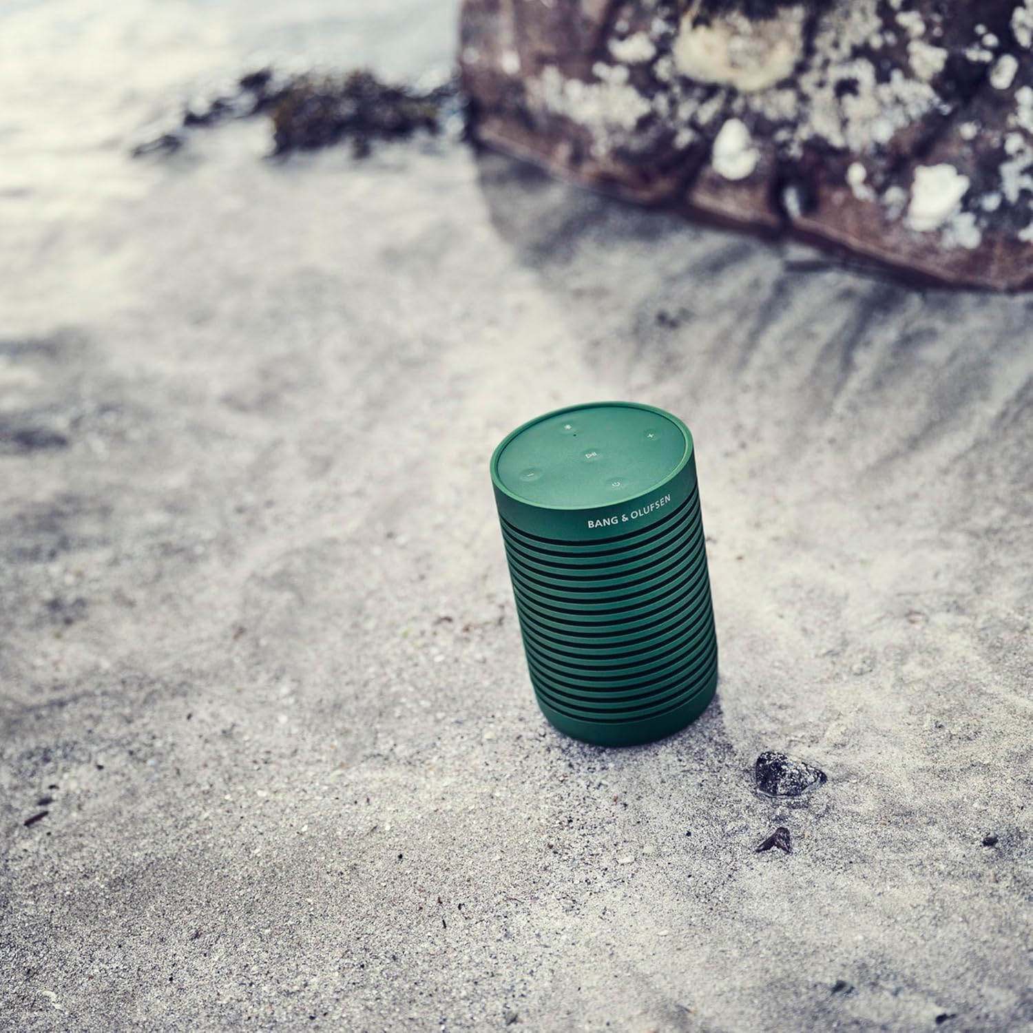 Bang & Olufsen Beosound Explore – Kabelloser tragbarer Bluetooth Outdoor-, Heim- und Reise, 27 Stunden Akkulaufzeit, wasserdichter 360° Lautsprecher + USB-C Ladekabel - Schwarz Anthracite