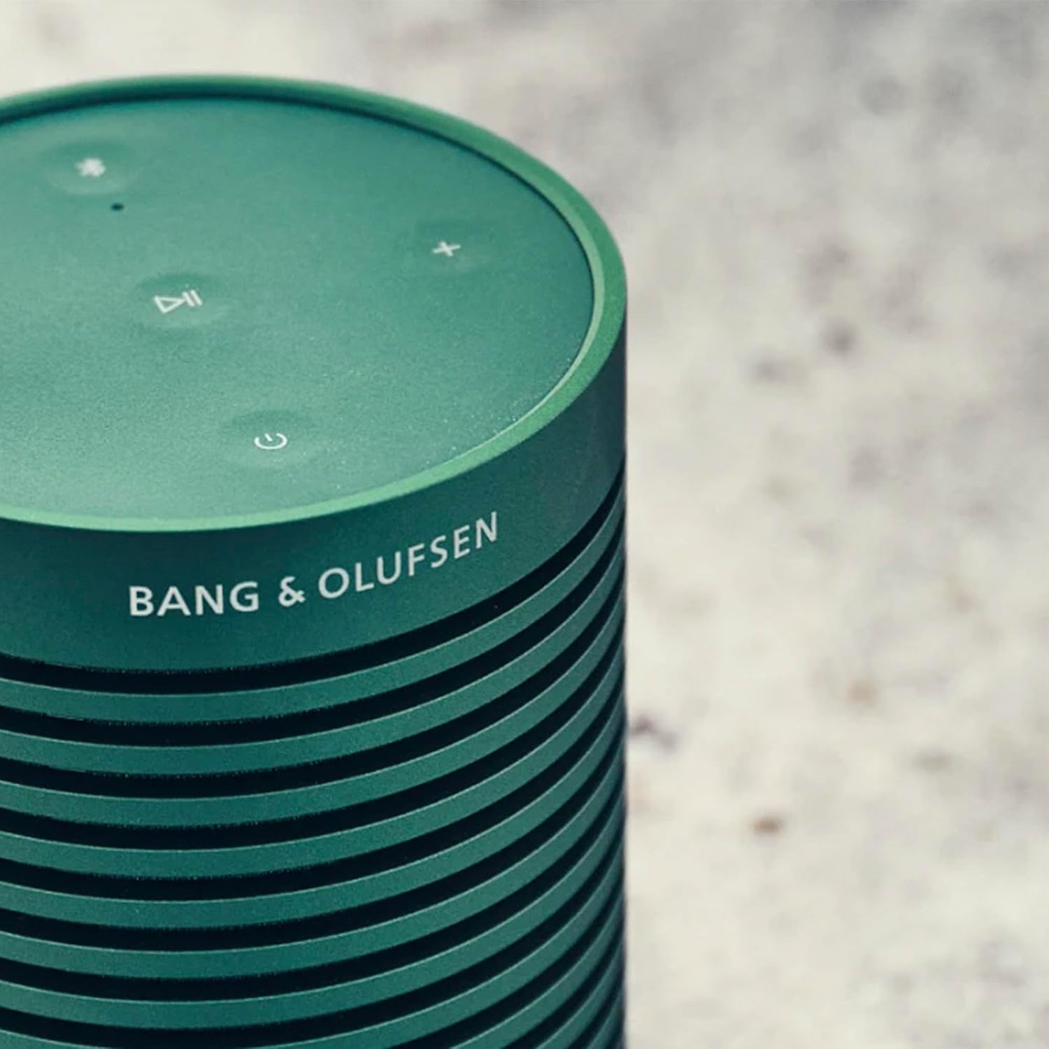 Bang & Olufsen Beosound Explore – Kabelloser tragbarer Bluetooth Outdoor-, Heim- und Reise, 27 Stunden Akkulaufzeit, wasserdichter 360° Lautsprecher + USB-C Ladekabel - Schwarz Anthracite
