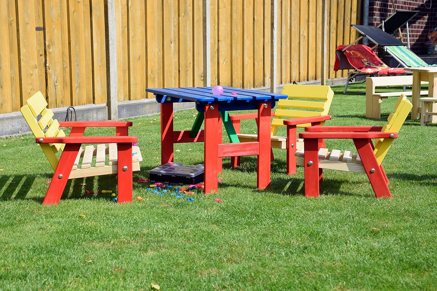 dobar® 94370FSC Kinder Outdoor Sitzgruppe 4 Plätze | 1 Bank, 2 Stühle, 1 Tisch | Picknickgarnitur für Kinder | Kindersitzgruppe Massivholz für Garten/Terrasse | Wetterfest Kindersitzgarnitur | Bunt, Mittel