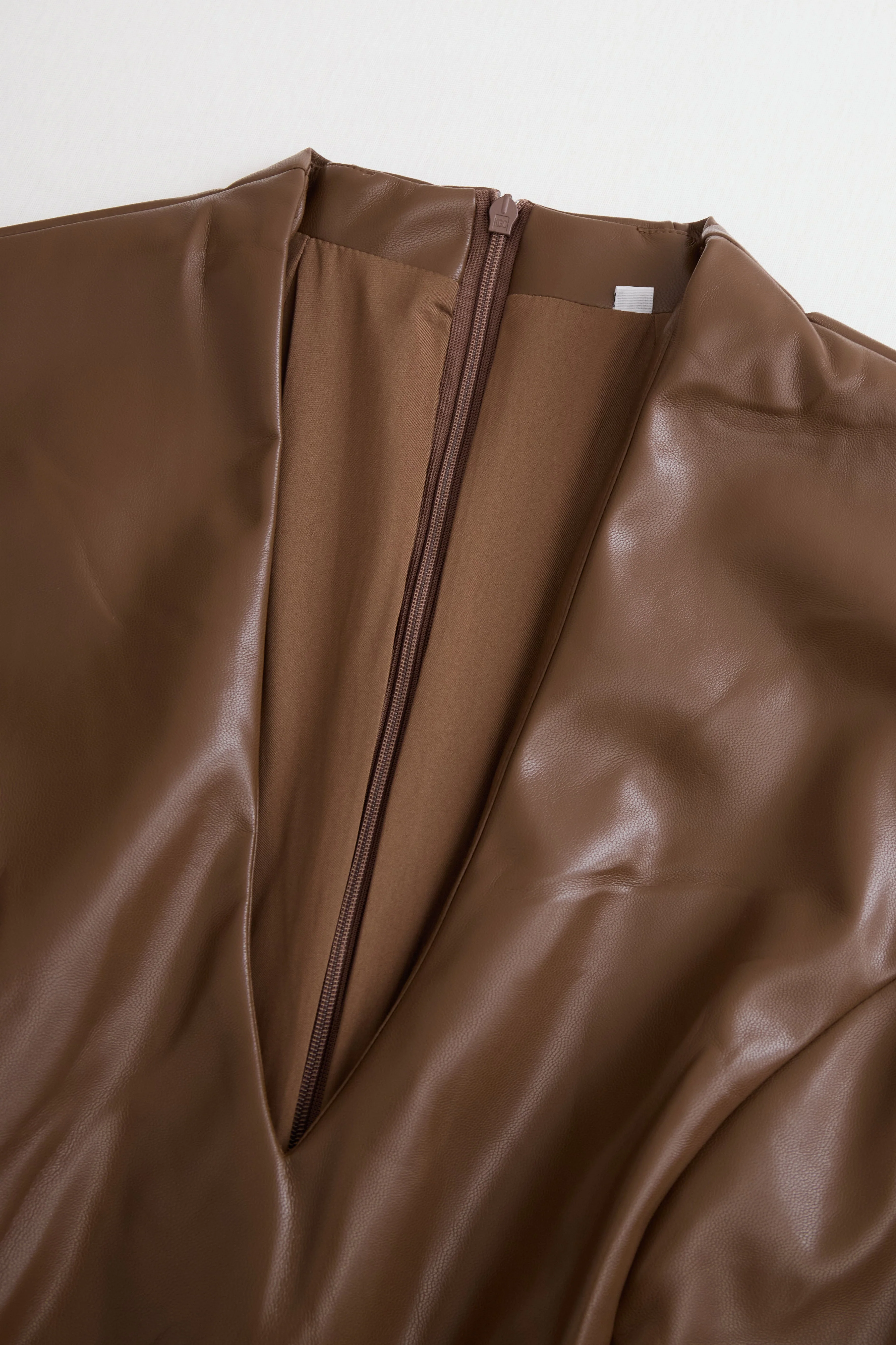Eng anliegendes Damenkleid mit V-Ausschnitt und langen ?rmeln