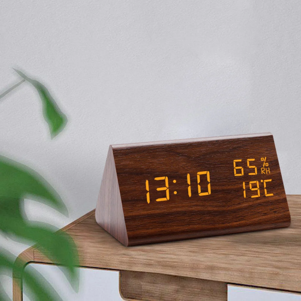 Moderner digitaler LED-Wecker aus Holz mit Temperaturanzeige