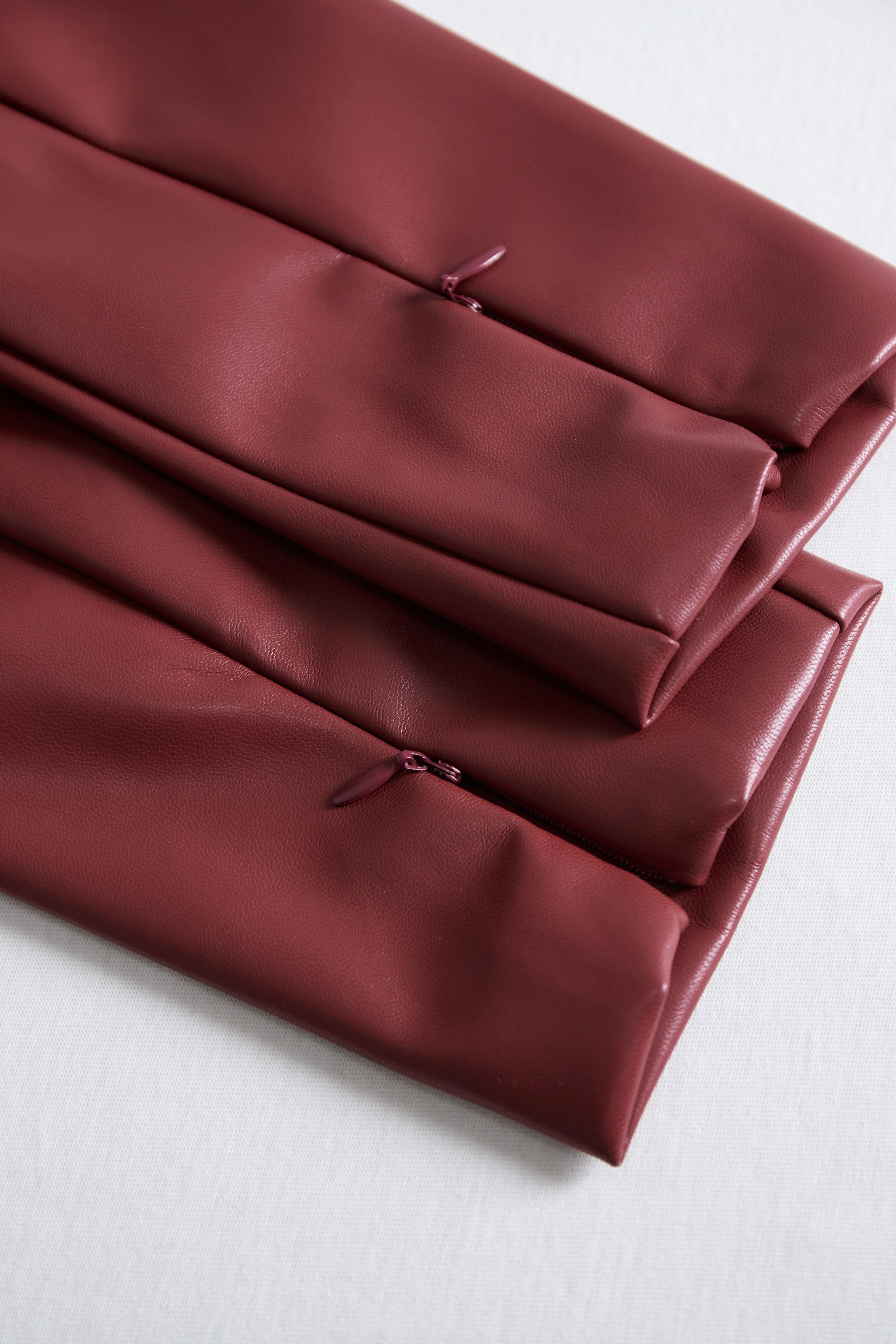 Eng anliegendes Damenkleid mit V-Ausschnitt und langen ?rmeln