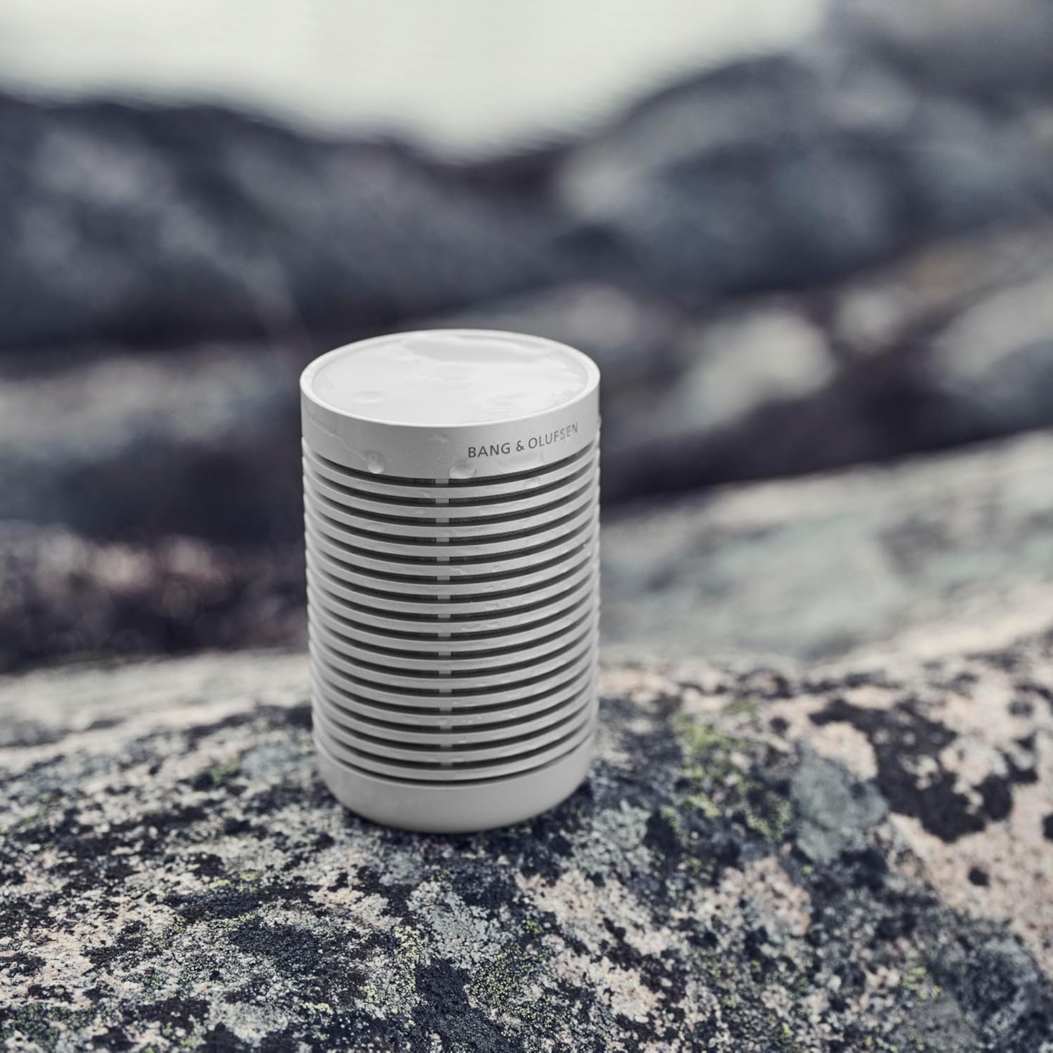 Bang & Olufsen Beosound Explore – Kabelloser tragbarer Bluetooth Outdoor-, Heim- und Reise, 27 Stunden Akkulaufzeit, wasserdichter 360° Lautsprecher + USB-C Ladekabel - Schwarz Anthracite