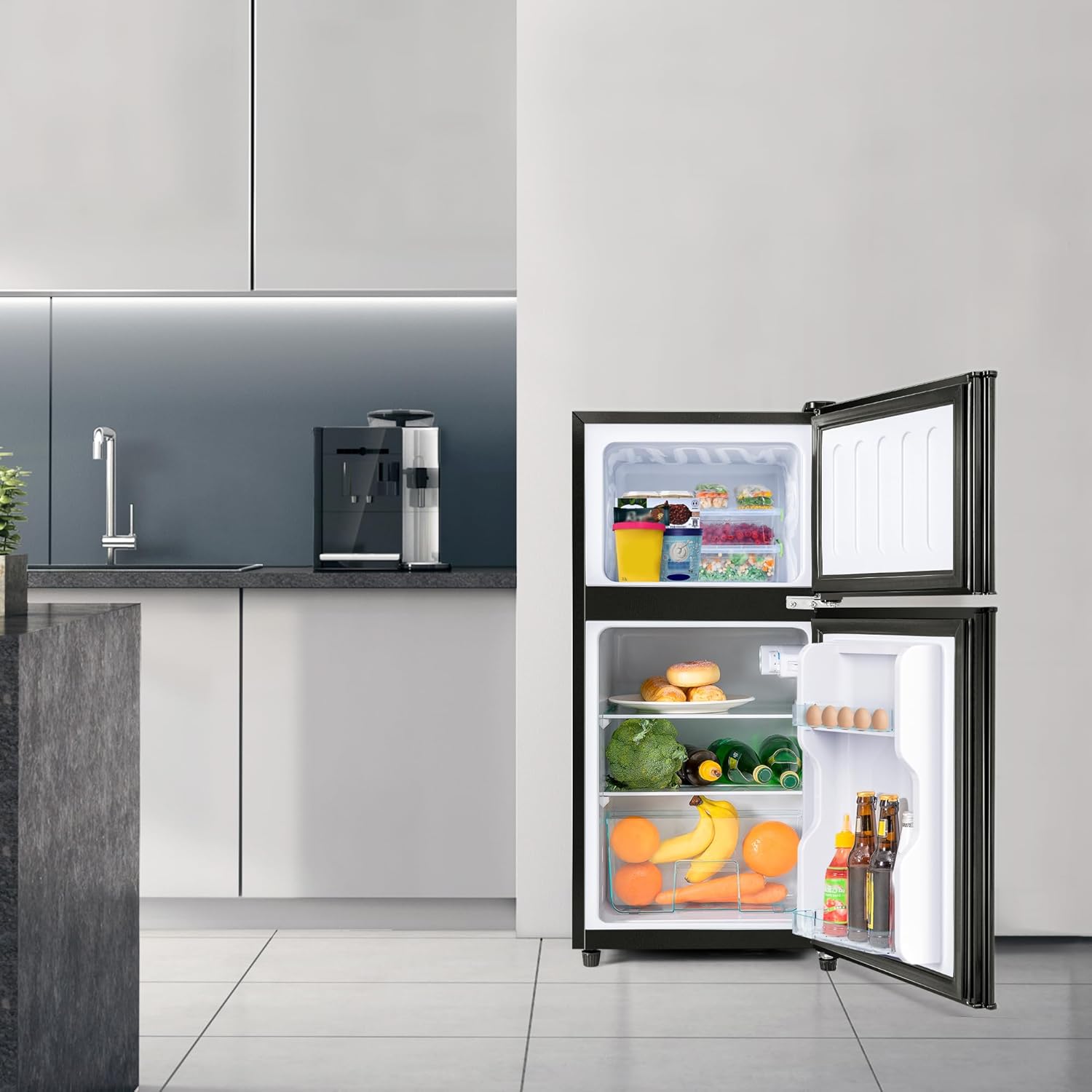 Combinación refrigerador-congelador, altura 86,8 cm, ancho 45,5 cm, doble puerta, volumen total 60 litros, volumen congelador 22 litros, volumen refrigerado 38 litros.