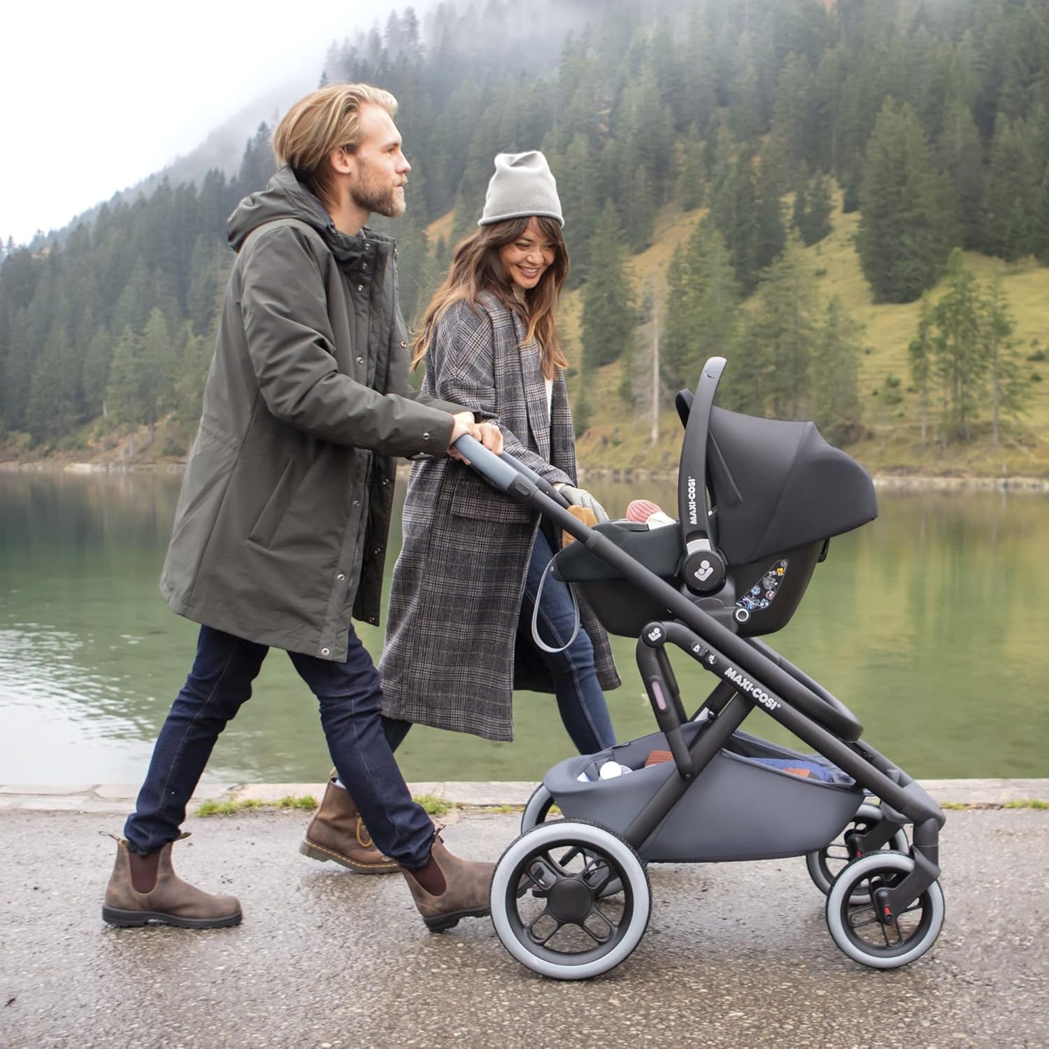 Maxi-Cosi CabrioFix i-Size, Babyschale, 0–12 Monate, max. 12 kg, leichter i-Size Kindersitz (3,2 kg), Sonnenverdeck, gepolsterter Sitz, für viele Maxi-Cosi Kinderwagen, Essential Green