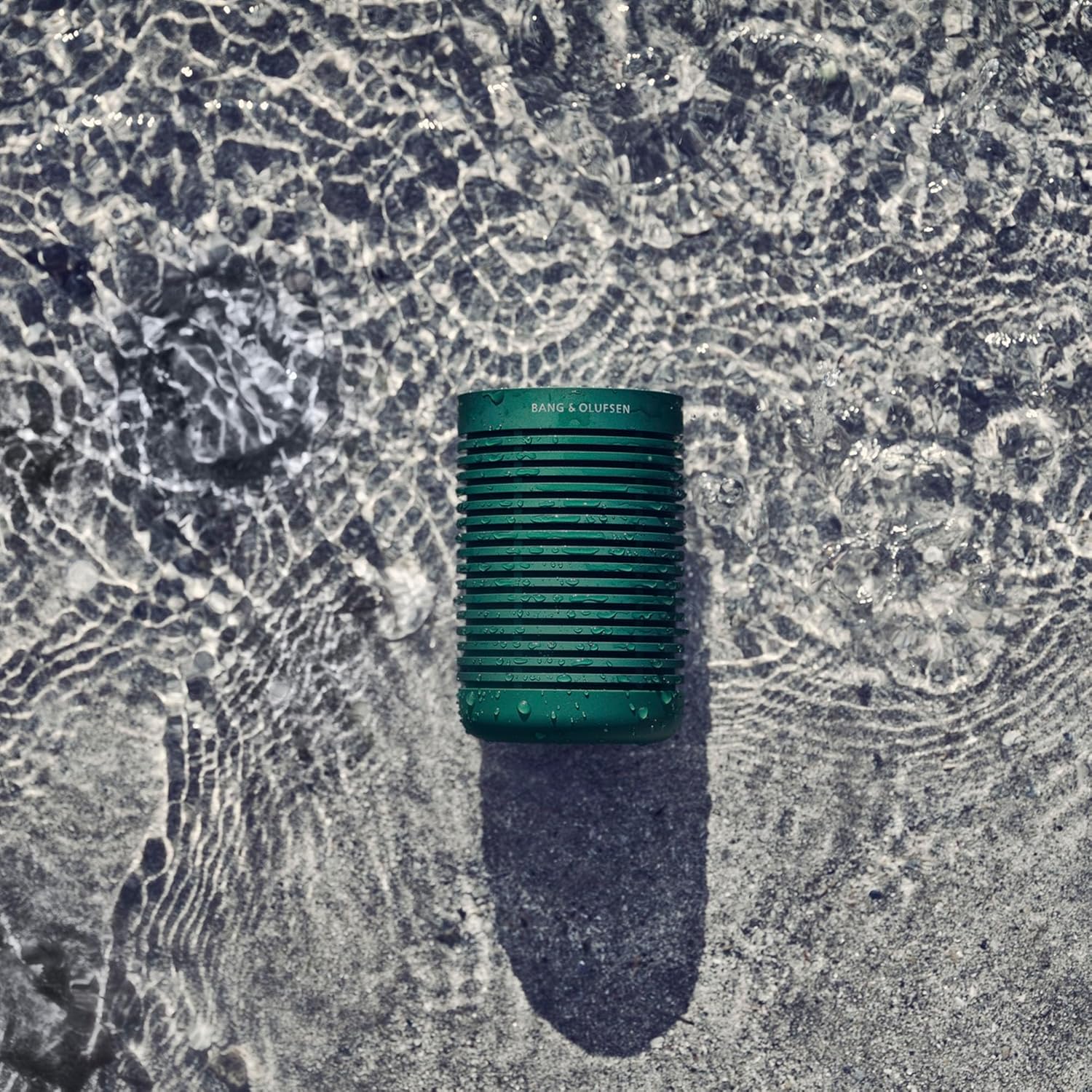 Bang & Olufsen Beosound Explore – Kabelloser tragbarer Bluetooth Outdoor-, Heim- und Reise, 27 Stunden Akkulaufzeit, wasserdichter 360° Lautsprecher + USB-C Ladekabel - Schwarz Anthracite